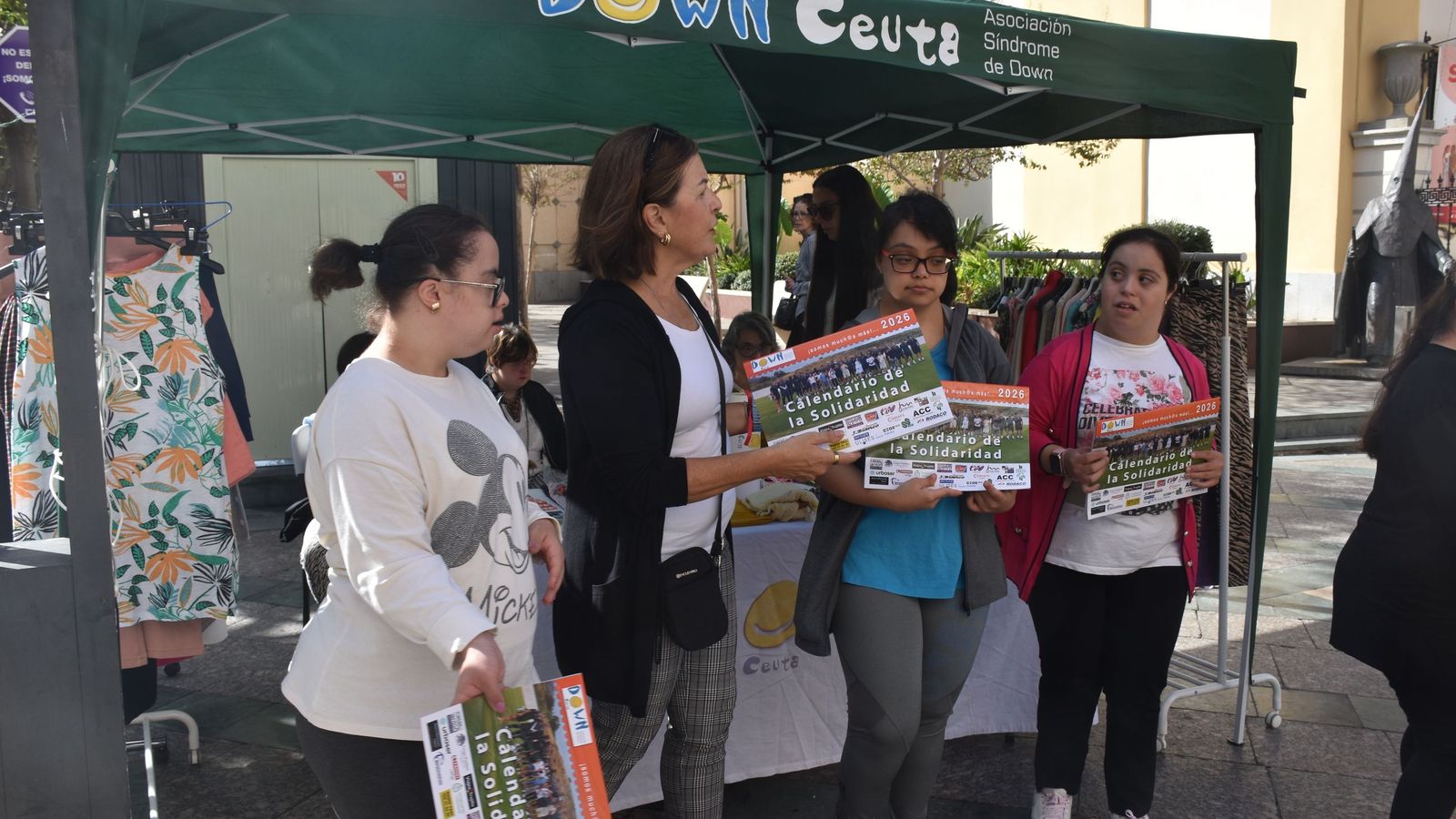 Mercadillo solidario de la Asociación Síndrome de Down este miércoles en la plaza de los Reyes Mercadillo solidario de la Asociación Síndrome de Down este miércoles en la plaza de los Reyes