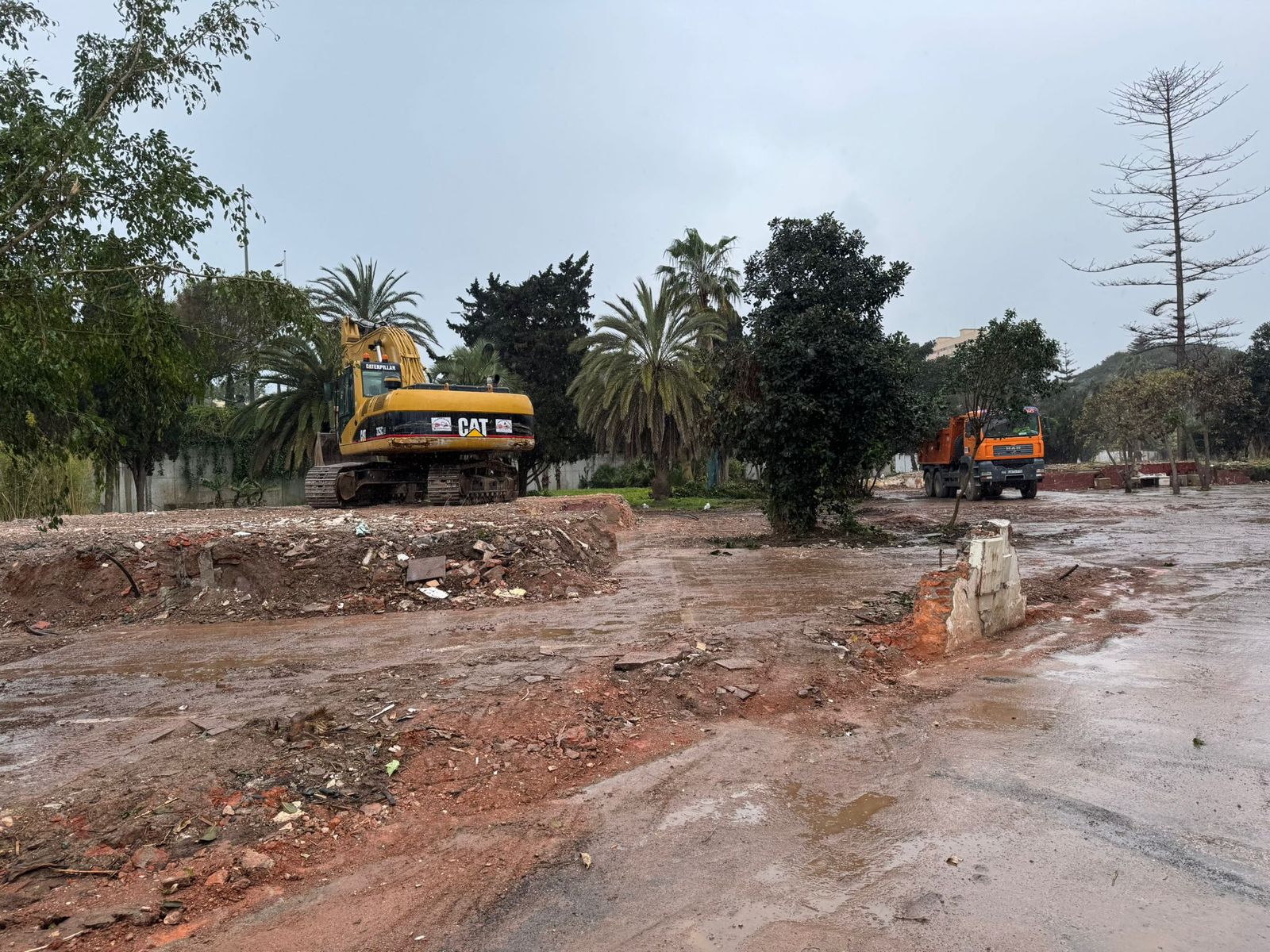 Derribo del último chalet en la zona portuaria de Ceuta.