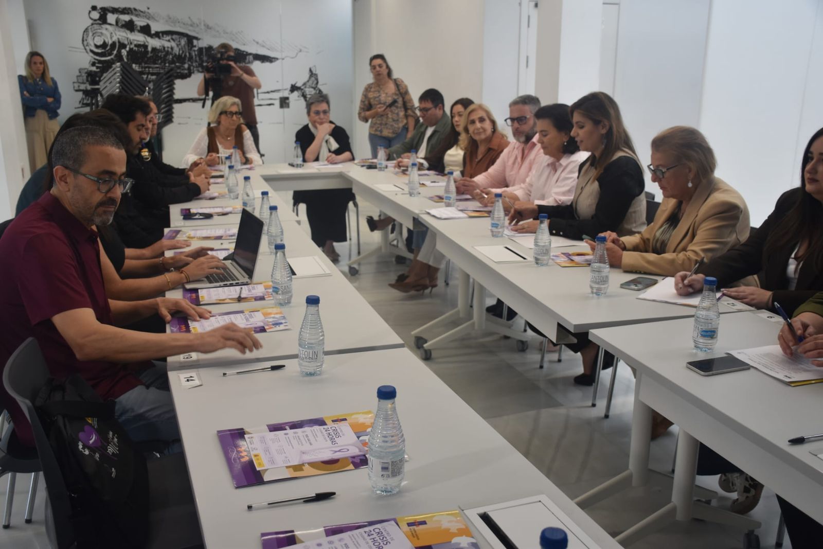 Imagen de la reunión sobre los protocolos a seguir en el Centro de Crisis 24 horas.