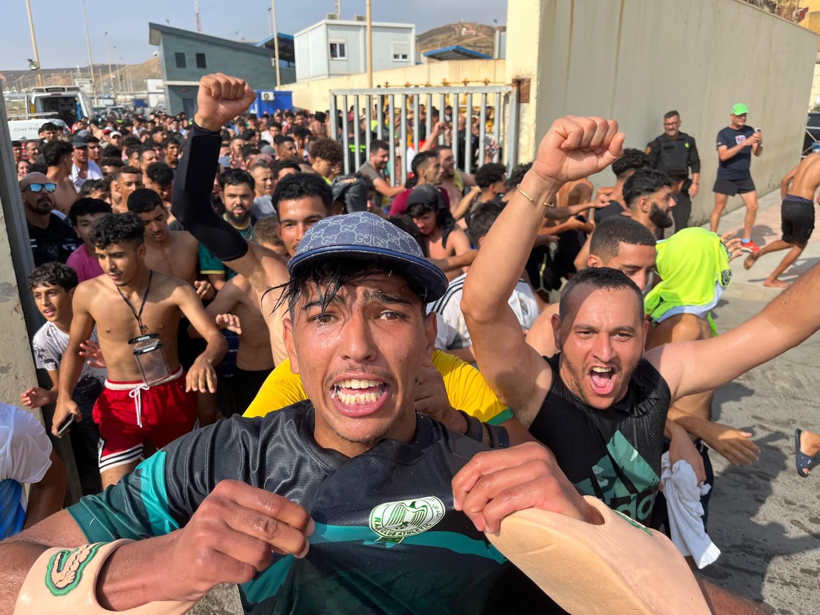 Las entradas en Ceuta de este jueves desde Marruecos, en imágenes