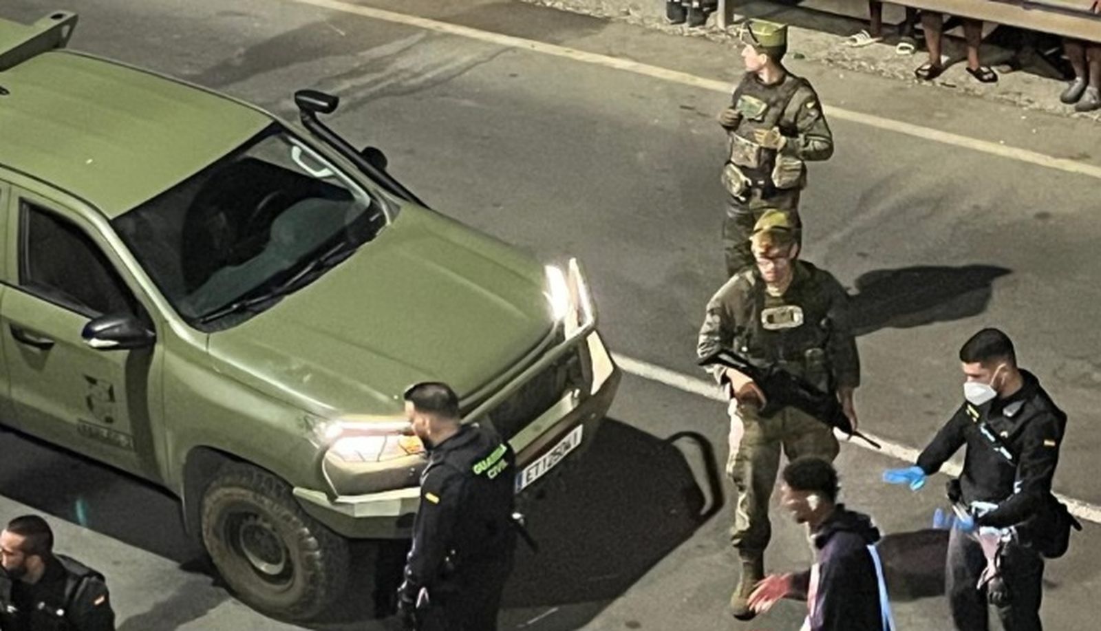 Dos legionarios evitan la entrada de un inmigrantes en una vivienda en Miramar Alto