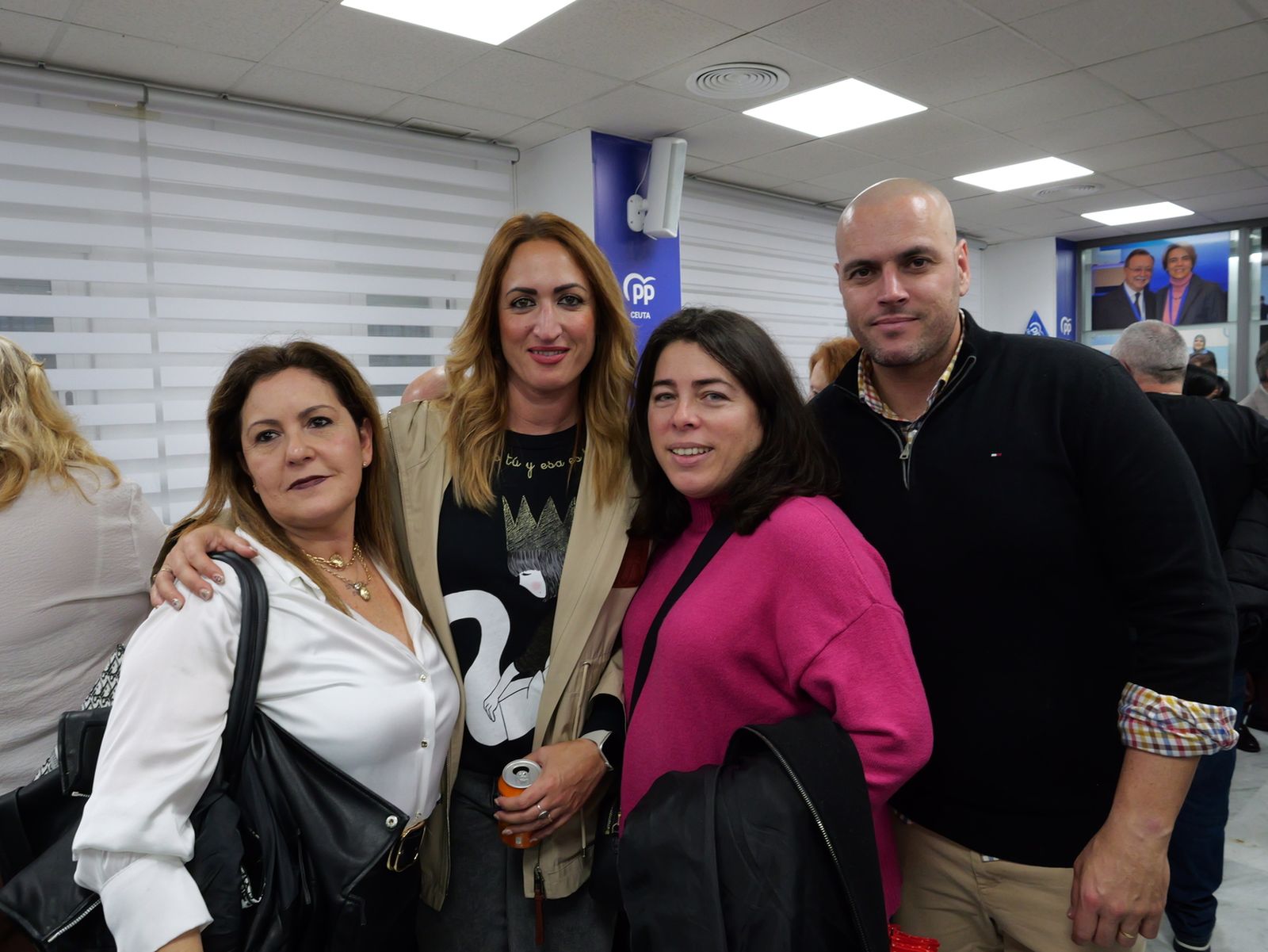 Vivas sugiere un relevo futuro y reivindica su gestión en la copa navideña del PP