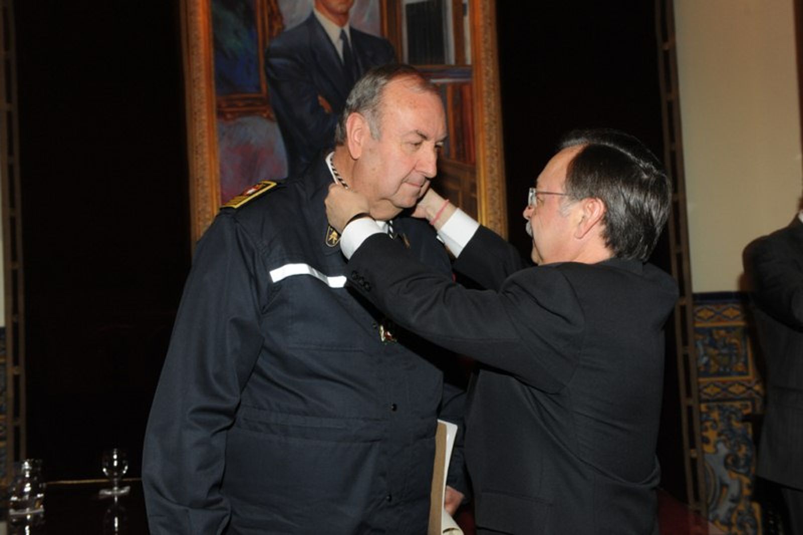 Gentil recibe la Medalla de Oro de la Ciudad en representación del Servicio de Extinción de Incendios y Salvamento, en 2012, de manos del presidente de la Ciudad, Juan Vivas/ Foto: Gobierno de Ceuta