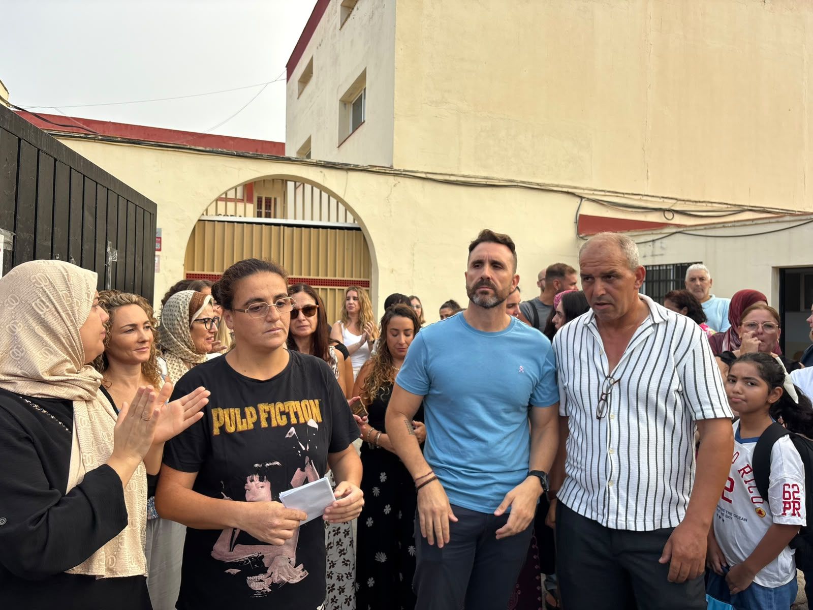 La comunidad educativa del CEIP Reina Sofía se  concentra este martes contra la inseguridad e insalubridad en el centro