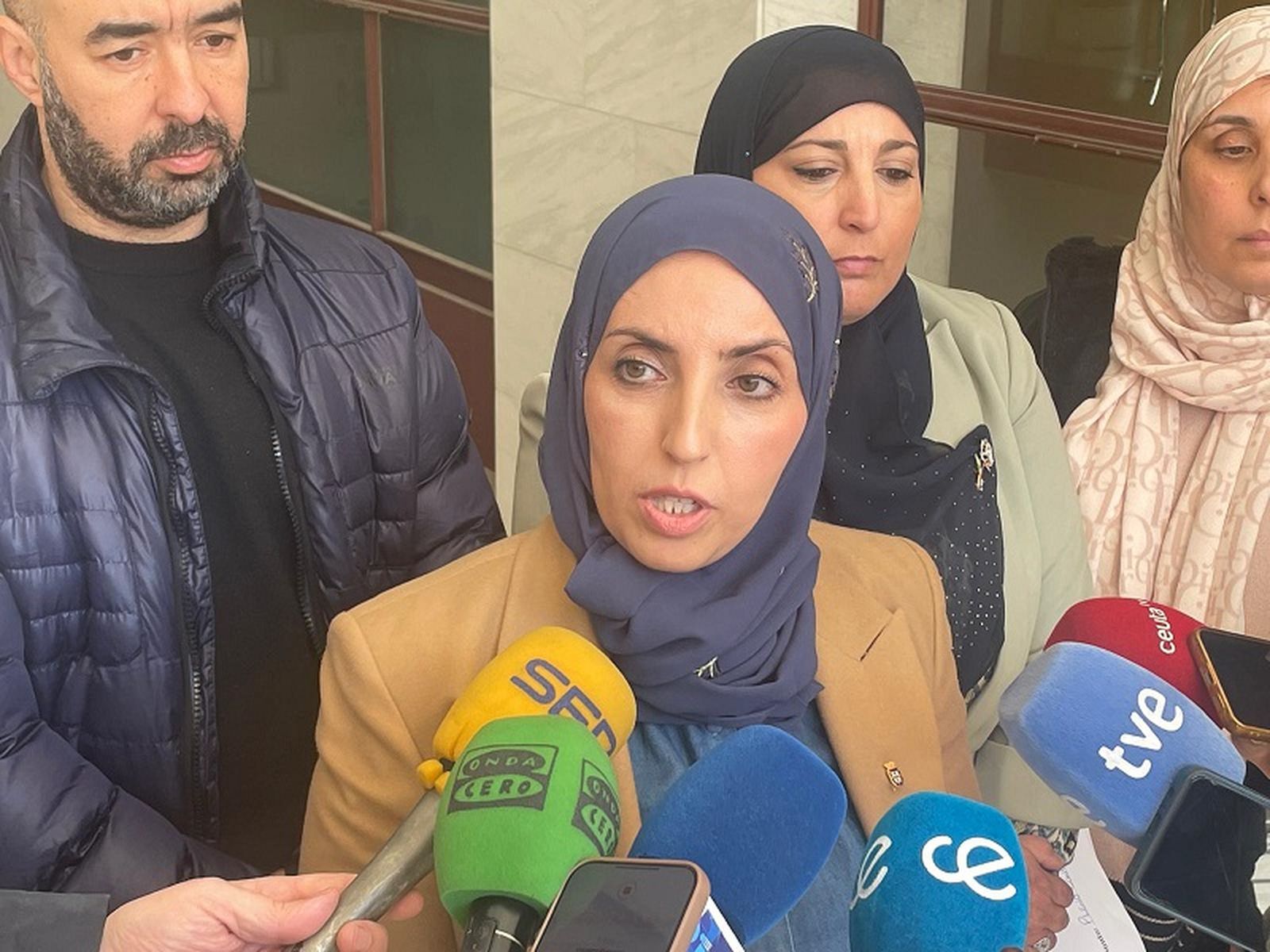 La líder del MDyC, Fatima Hamed, a la salida del pleno este viernes. / FOTO REDUAN
