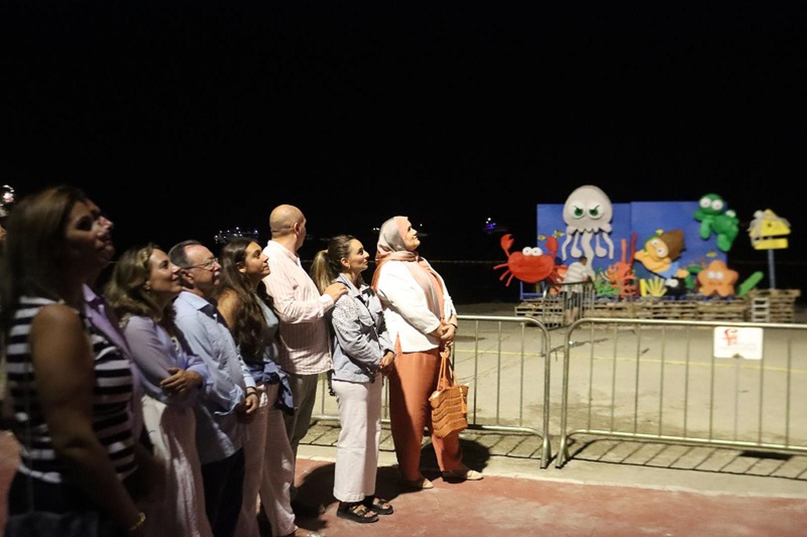 Los ceutíes piden “salud”, “amor” y “un trabajo digno” al fuego de la Noche de San Juan. / FOTO REDUAN Los ceutíes piden “salud”, “amor” y “un trabajo digno” al fuego de la Noche de San Juan. / FOTO REDUAN