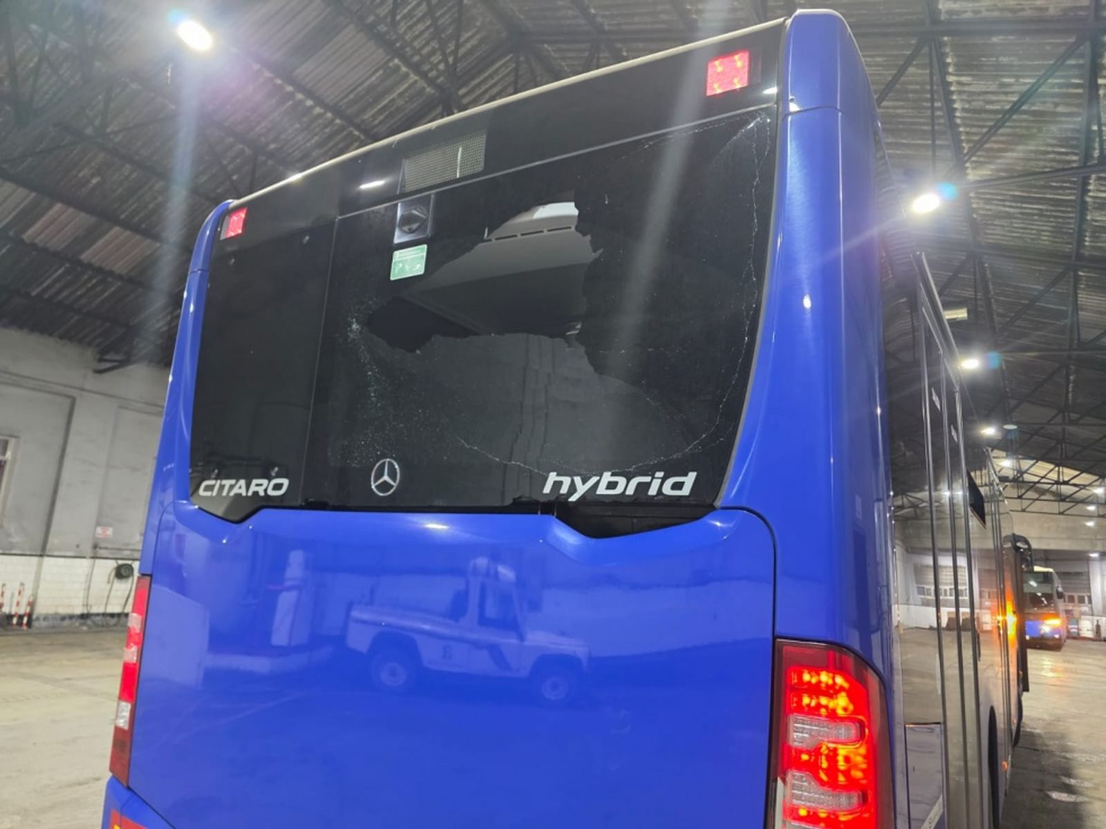 Autobús atacado. / FOTO CEDIDA