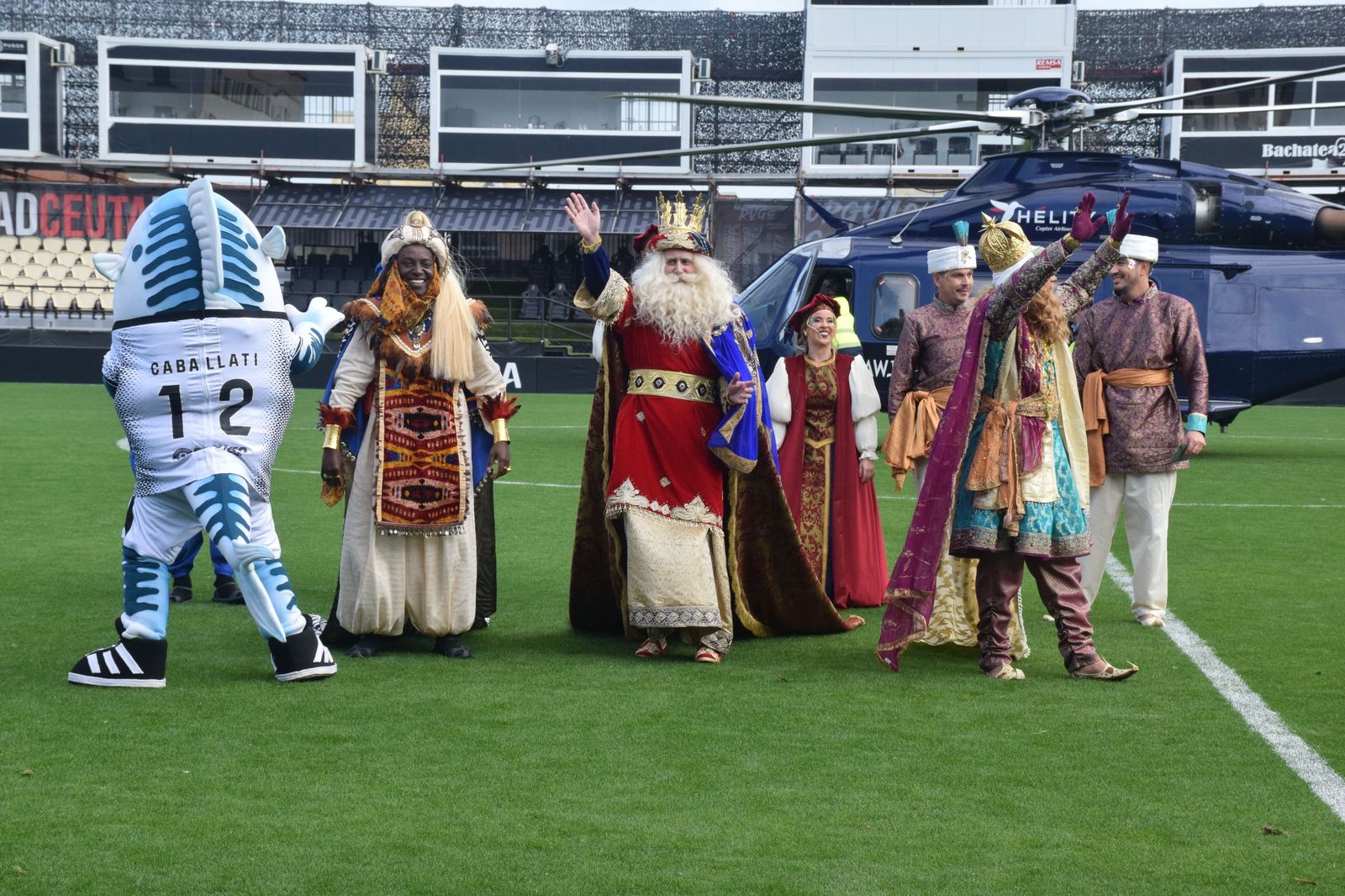 Los Reyes Magos aterrizan en el Alfonso Murube horas antes de la cabalgata