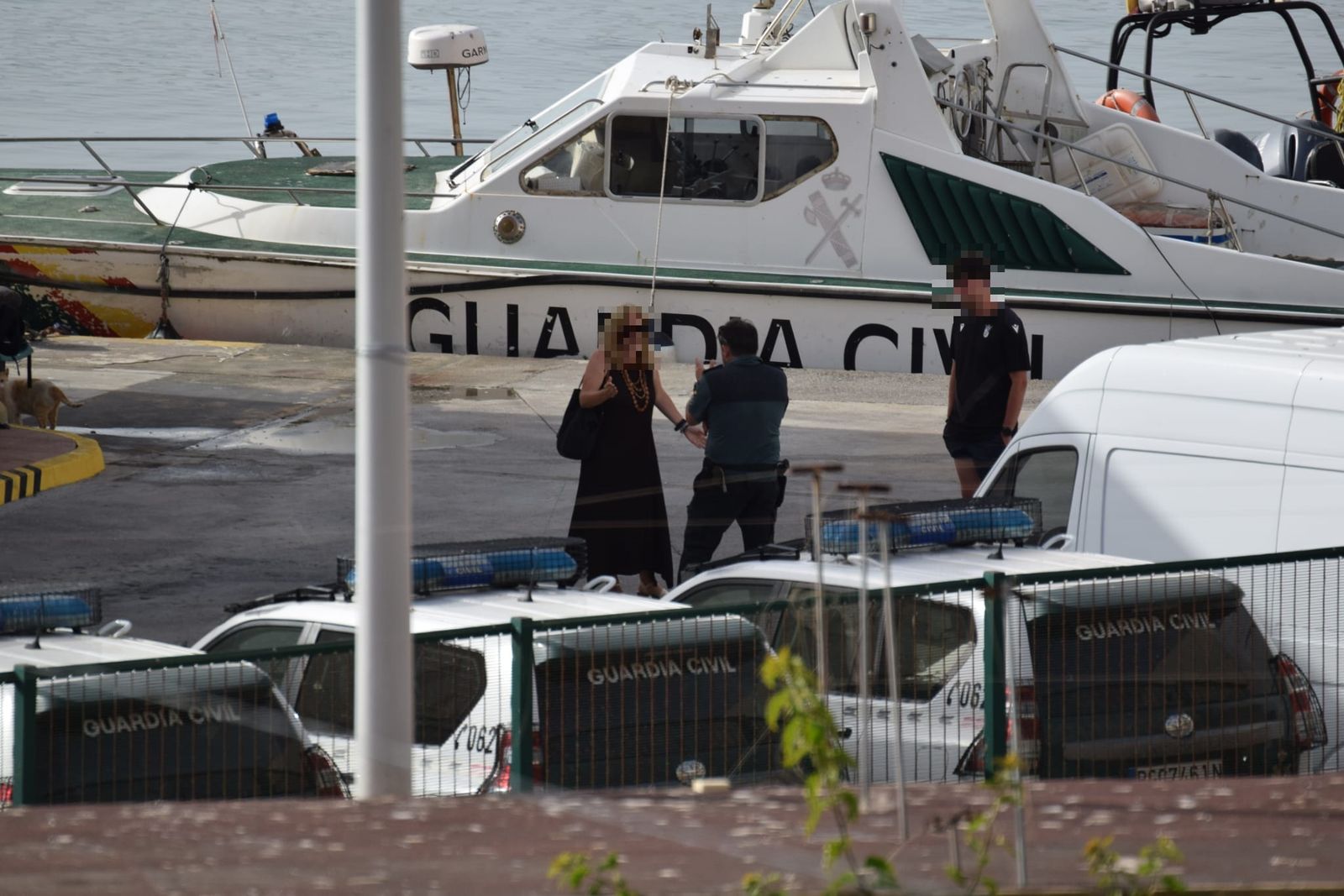 Rescatados cuatro menores tras quedar aislados por la marea en los Isleros. En la imagen, la madre de uno de los menores hablando con uno de los agentes de la Guardia Civil