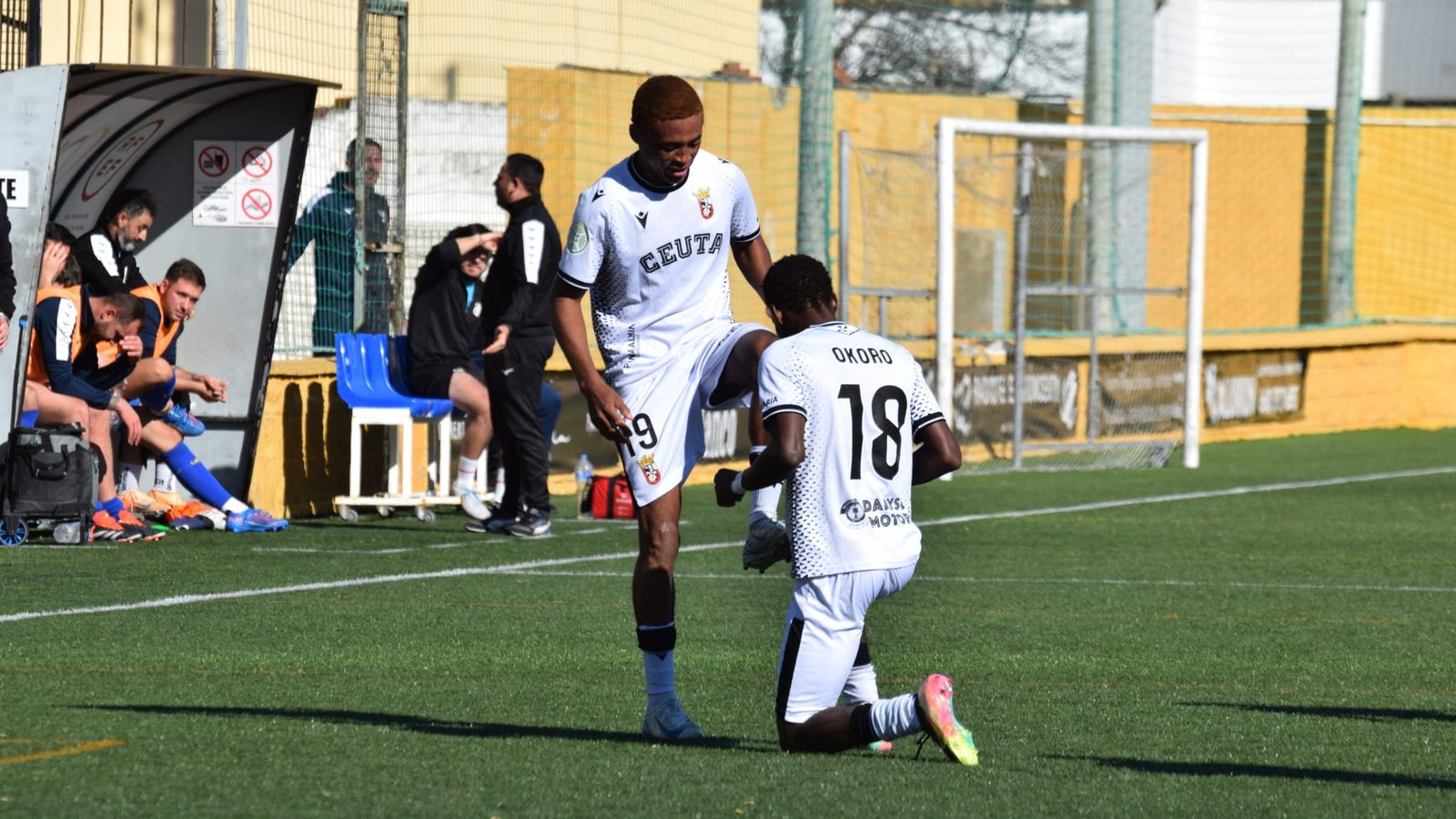 (2-1) El filial de la AD Ceuta se impone al UD Tomares y se afianza en zona de playoff