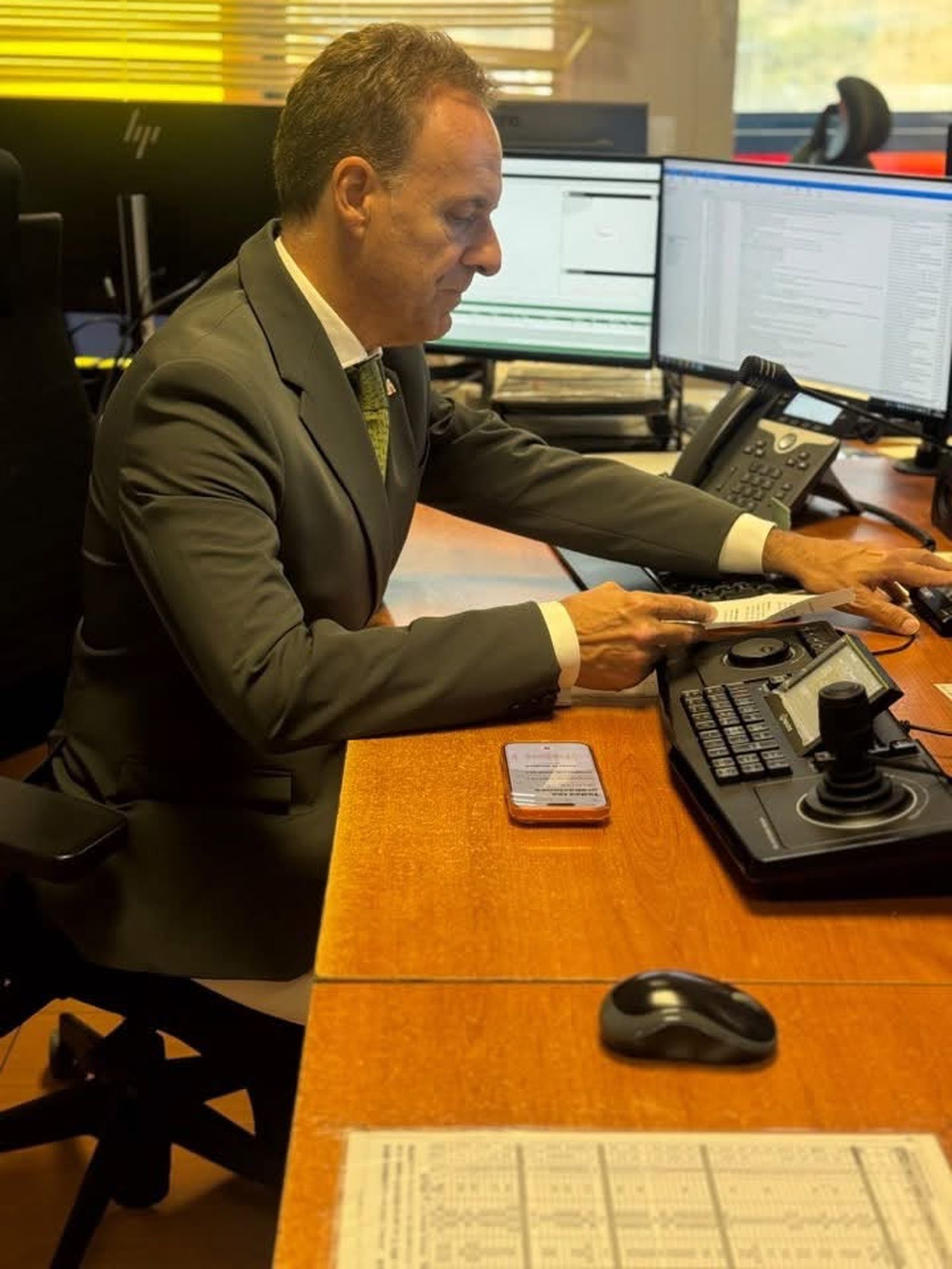 El delegado del Gobierno visita el COS de la frontera del Tarajal para felicitar a los agentes de la Guardia Civil