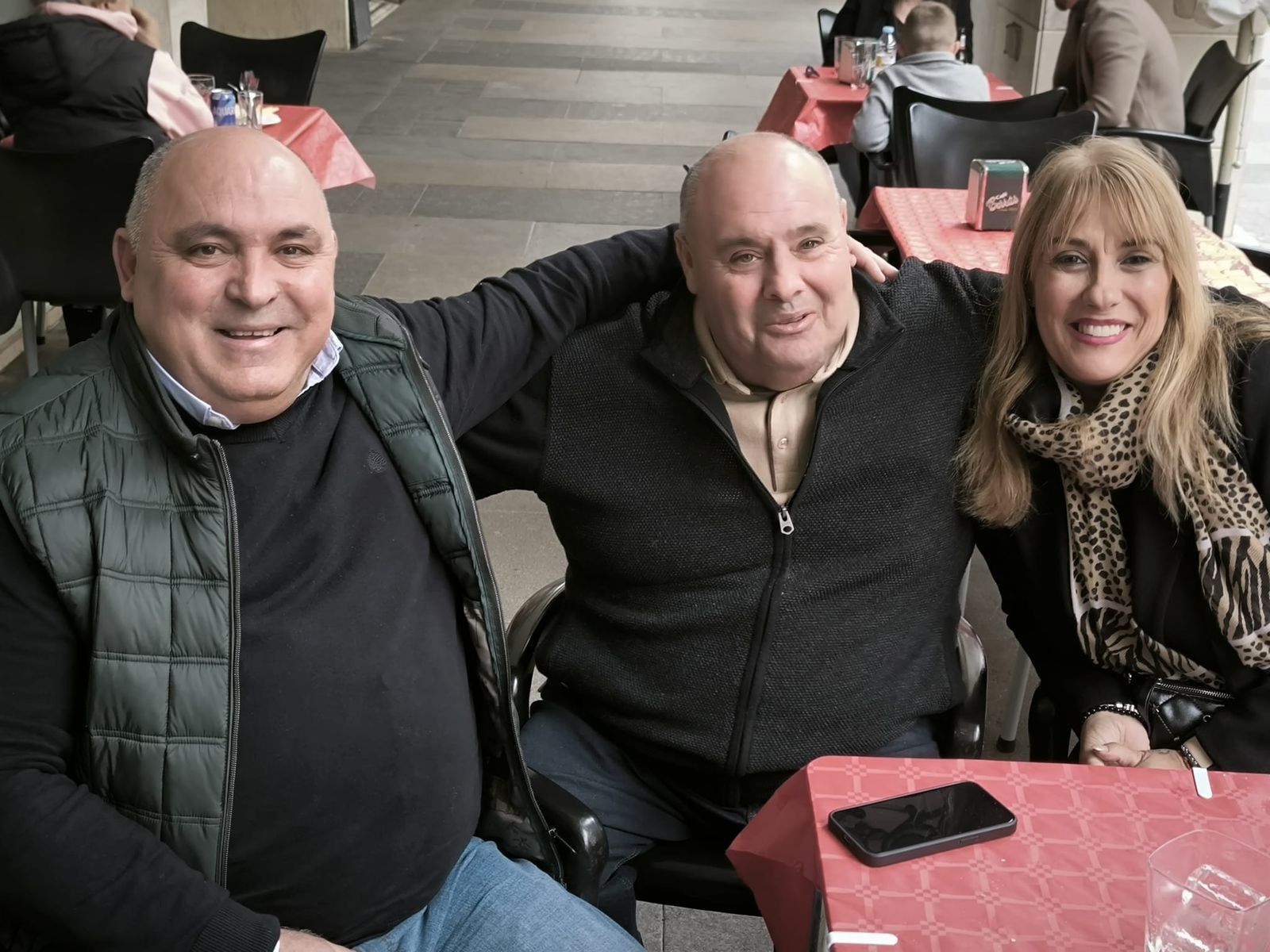 Los ceutíes se lanzan a la calle para celebrar la llamada 'Tardevieja' para despedir 2025