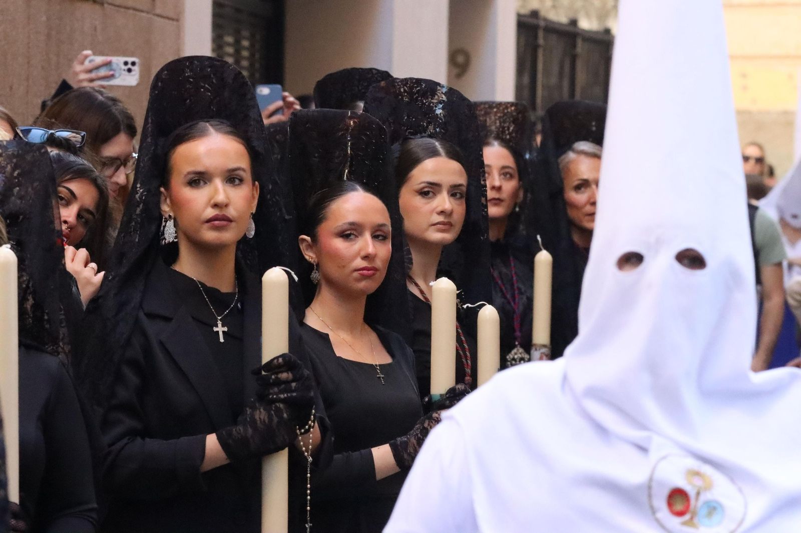 Cuarenta y cinco hombres bajo las trabajaderas y uno "ayudando desde el cielo"