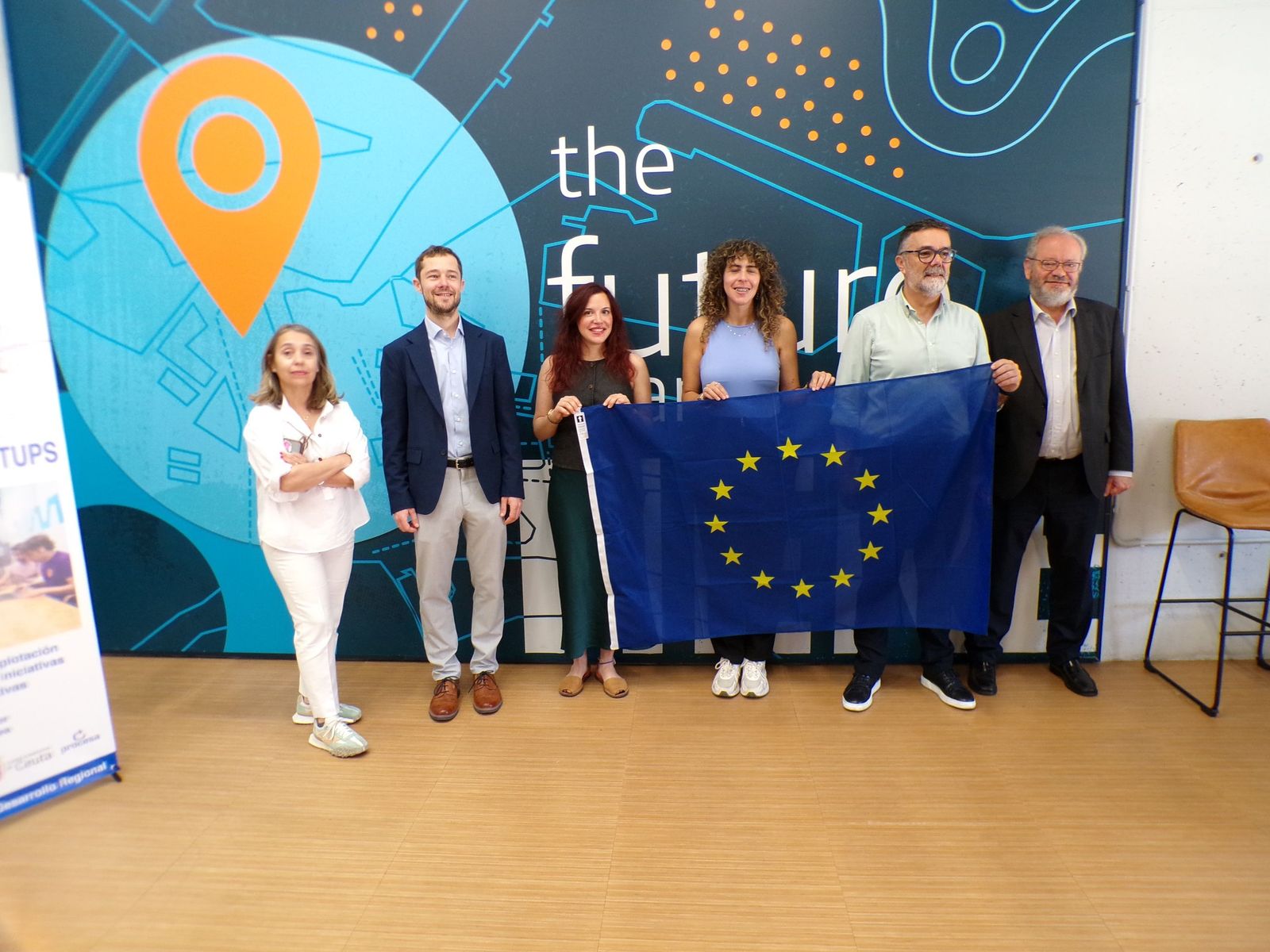 El director general de Procesa junto a representantes de la Comisión este miércoles
