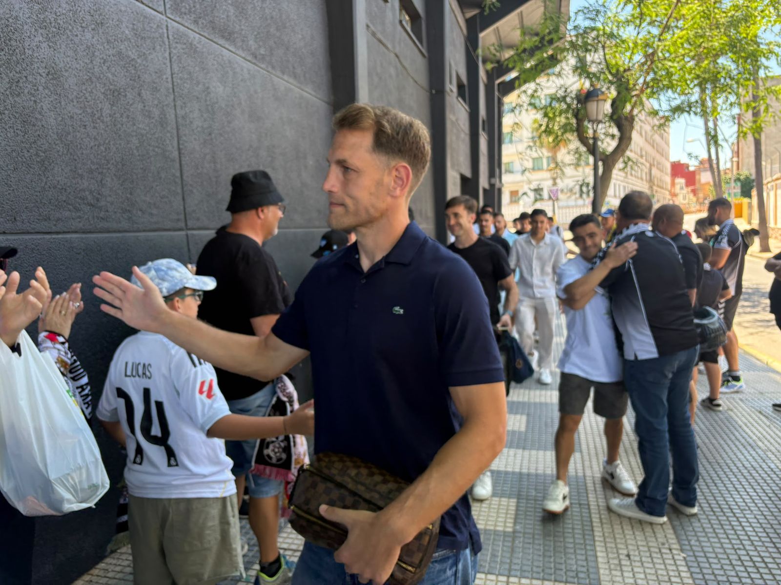 Aficionados ceutíes recibiendo a la AD Ceuta