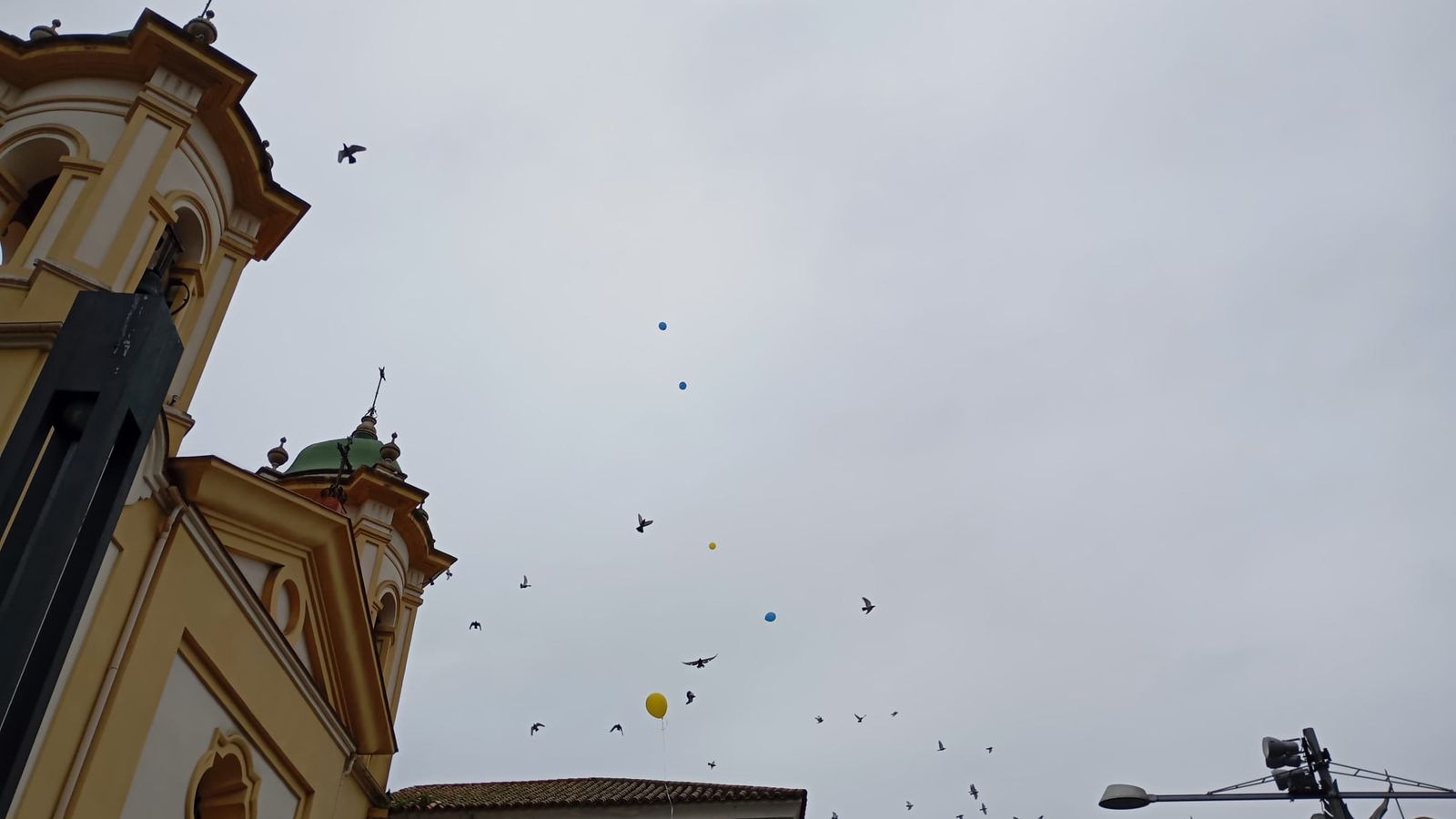 Algunos globos, sobre la Iglesia de San Francisco