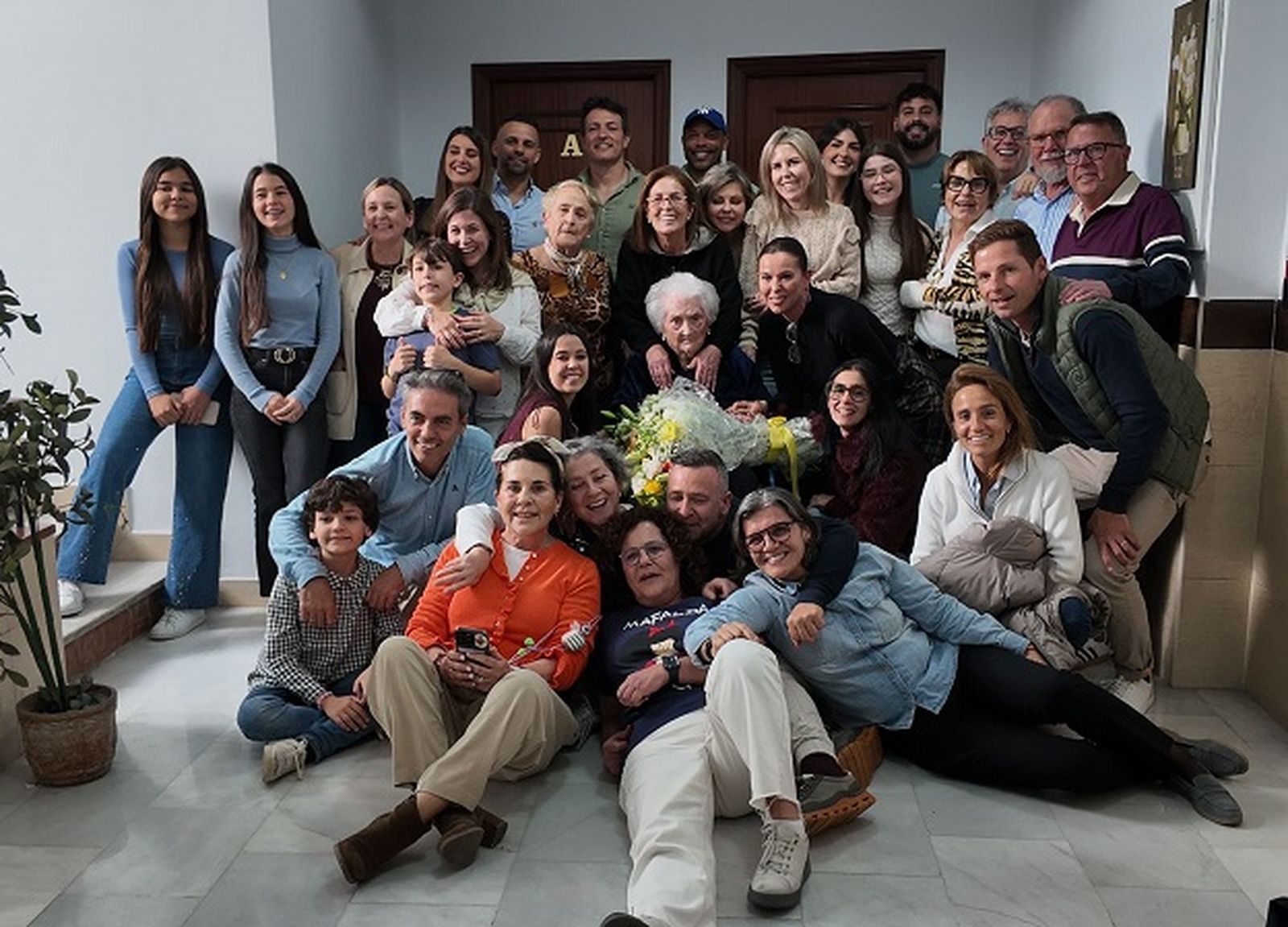 Juana posa junto a su familia durante su fiesta de cumpleaños. / FOTO CEDIDA