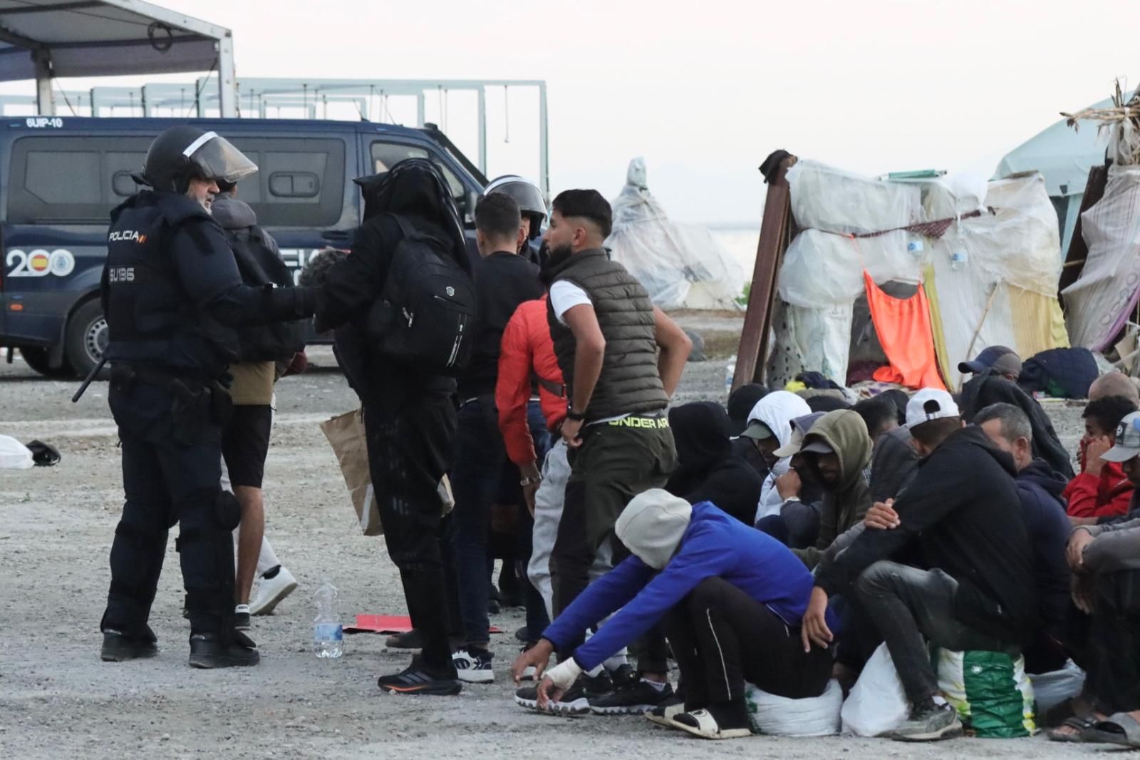 La Policía Nacional inicia el desalojo del Guano, último gran asentamiento ilegal de inmigrantes de Ceuta