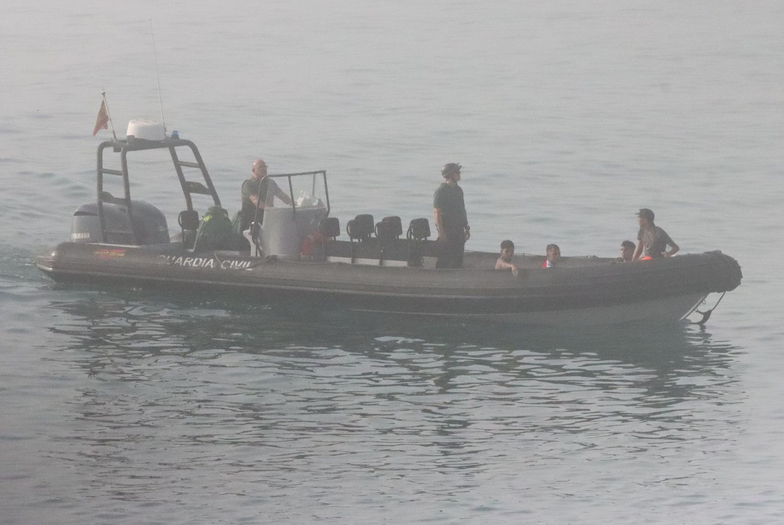 La Guardia Civil rescata a chavales que cruzaron a nado desde Marruecos durante la entrada masiva.
