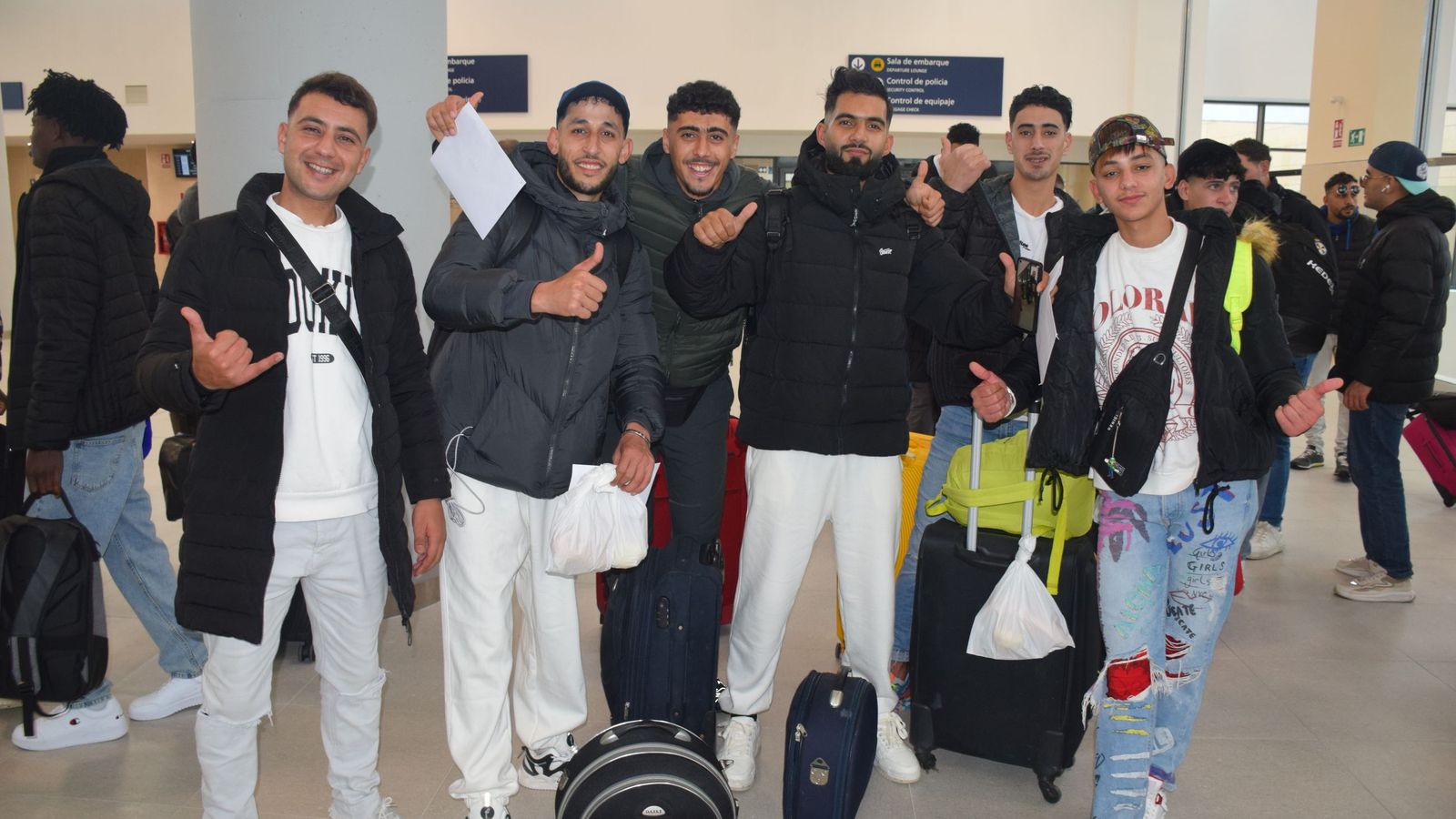 Residentes del CETI posan en la Estación Marítima, desde donde tomaron un barco hacia Algeciras