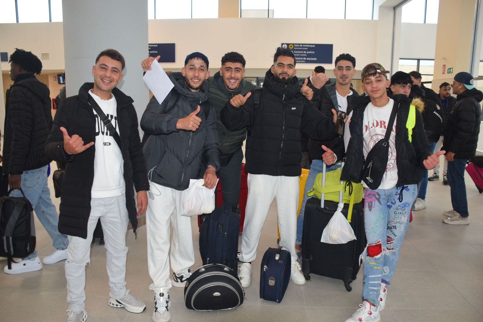 Residentes del CETI posan en la Estación Marítima, desde donde tomaron un barco hacia Algeciras