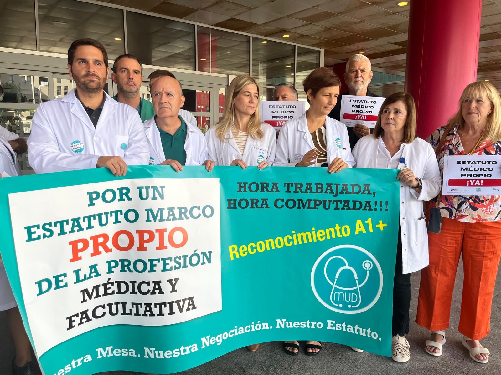 Médicos a las puertas del Hospital Universitario.