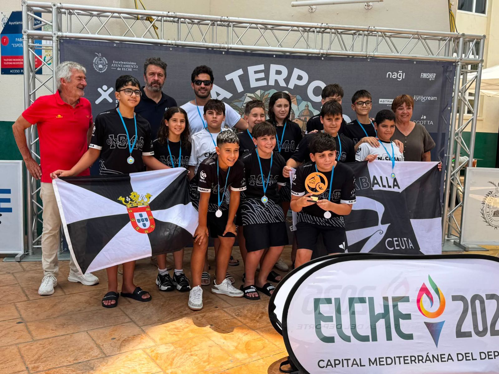 Los componentes del Caballa con las medallas conquistadas