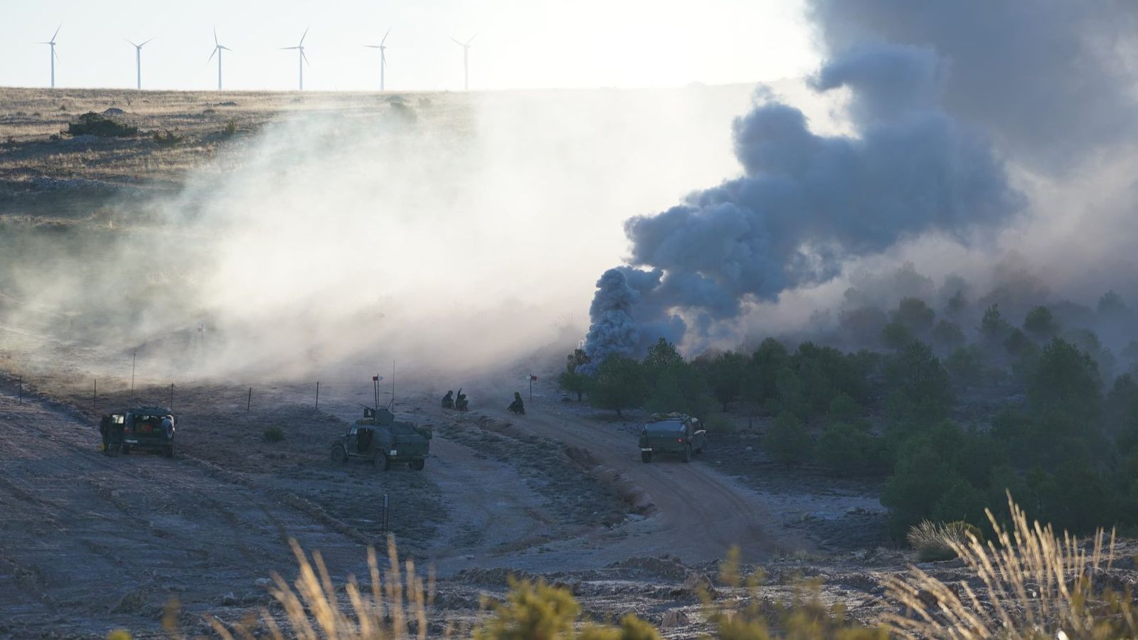 El ejercicio incluyó el empleo de humo de ocultación para facilitar la maniobra del grupo táctico