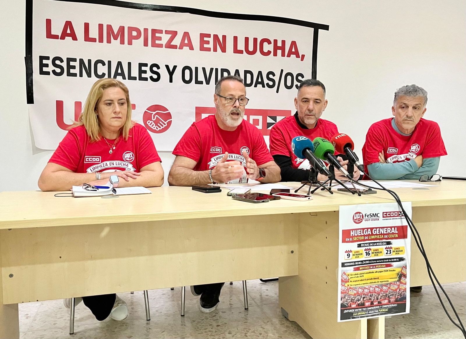 Los sindicalistas de CCOO y UGT, durante la rueda de prensa ofrecida hoy para anunciar las movilizaciones