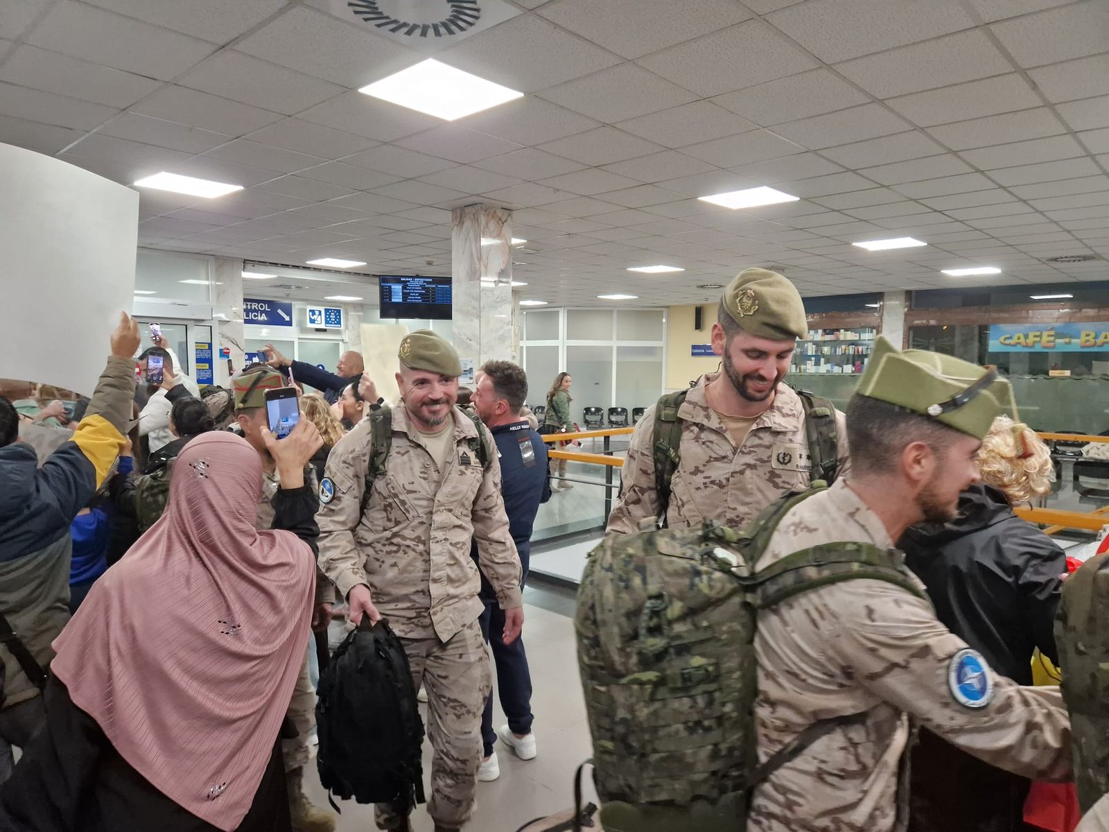 FOTOGALERÍA | De Irak a los brazos de su gente: fotogalería del regreso de la COMGECEU