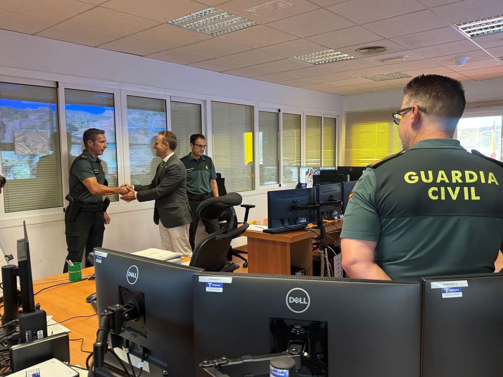 El delegado del Gobierno visita el COS de la frontera del Tarajal para felicitar a los agentes de la Guardia Civil