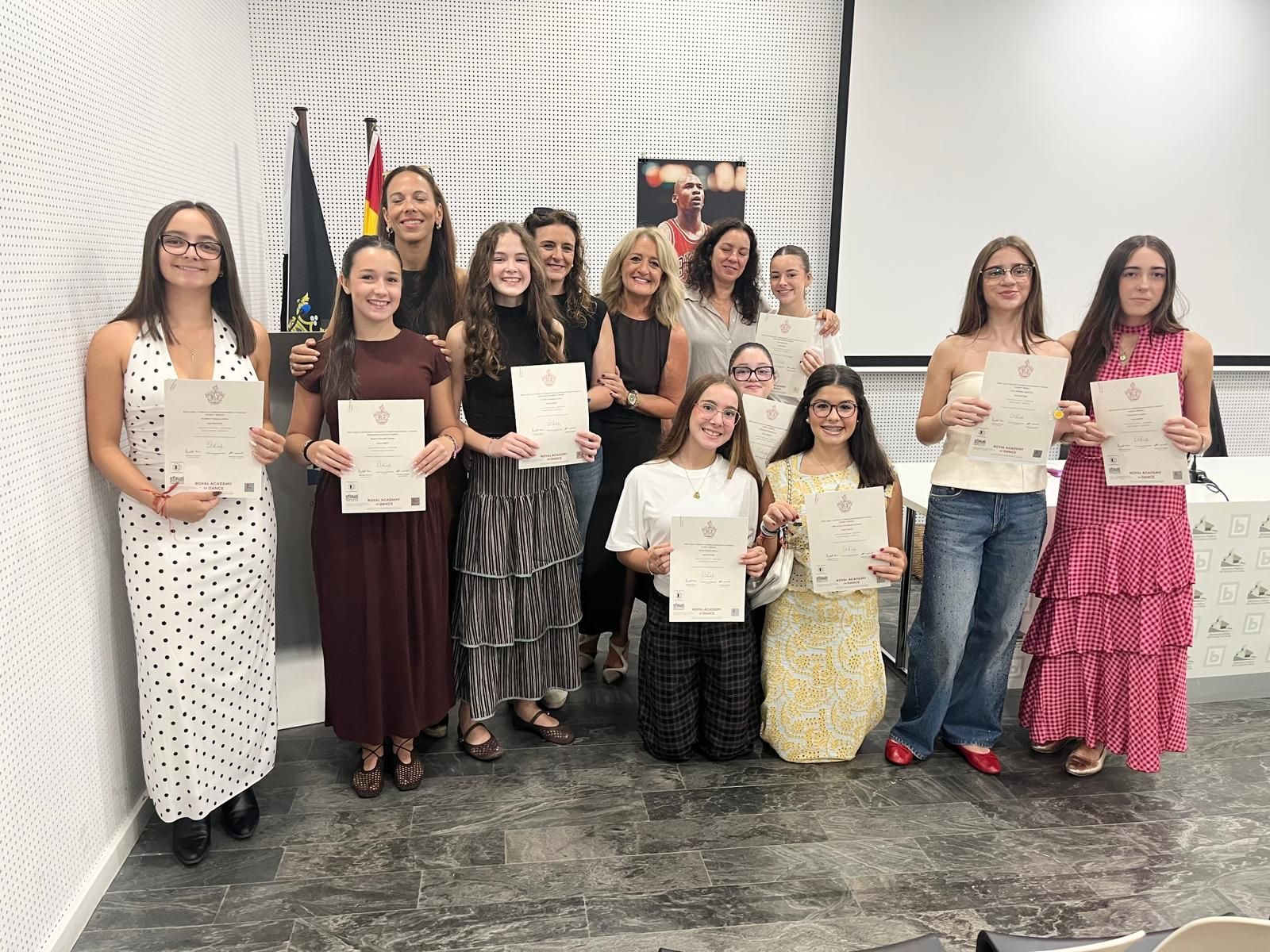 La Royal Academy of Dance entrega los diplomas a las alumnas de la Escuela de Rosa Founaud