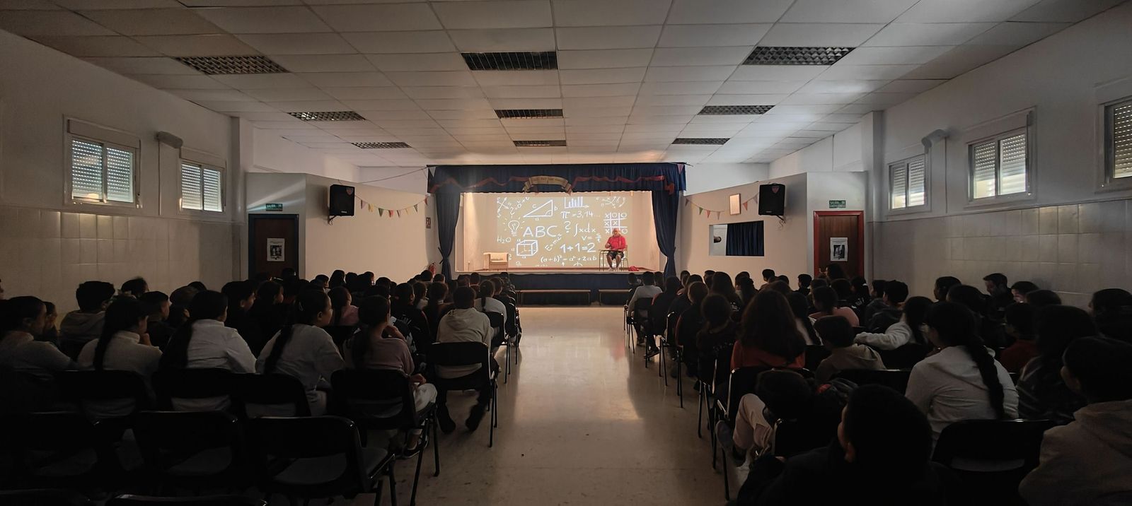El CEIP Rey Juan Carlos I disfruta con una obra de teatro contra el Bullying en el Día de la Paz