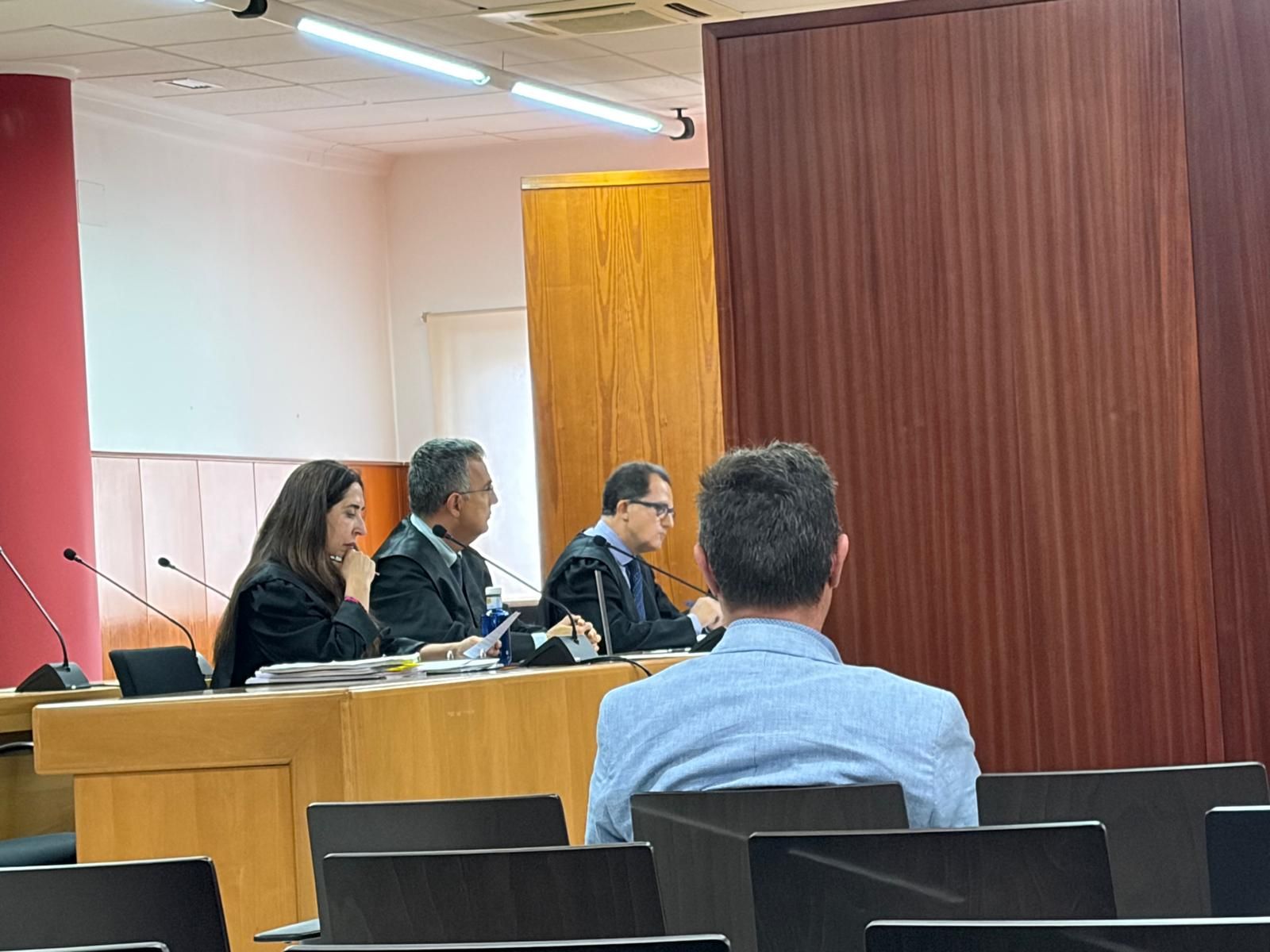 El acusado del 'crimen de Parques de Ceuta', Alonso, escucha a su cuñado declarar tras un biombo de separación.