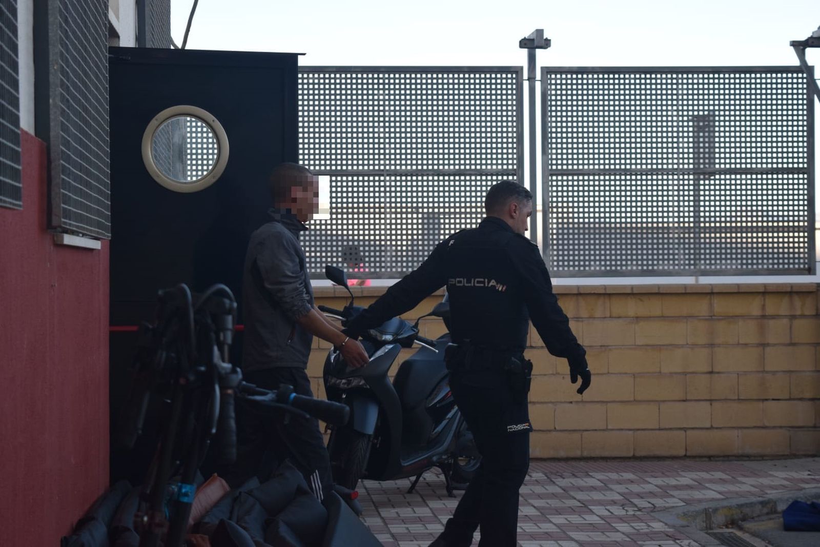 FOTOGALERÍA | El traslado de los 15 detenidos en la Operación Roble hasta los Juzgados de Ceuta FOTOGALERÍA | El traslado de los 15 detenidos en la Operación Roble hasta los Juzgados de Ceuta