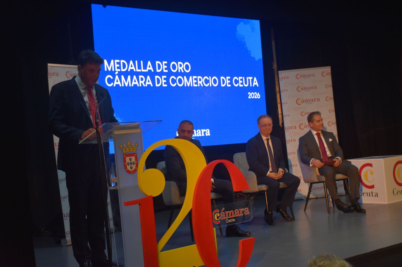 Luhay Hamido recibe la Medalla de Oro de la Cámara por su compromiso con el deporte ceutí