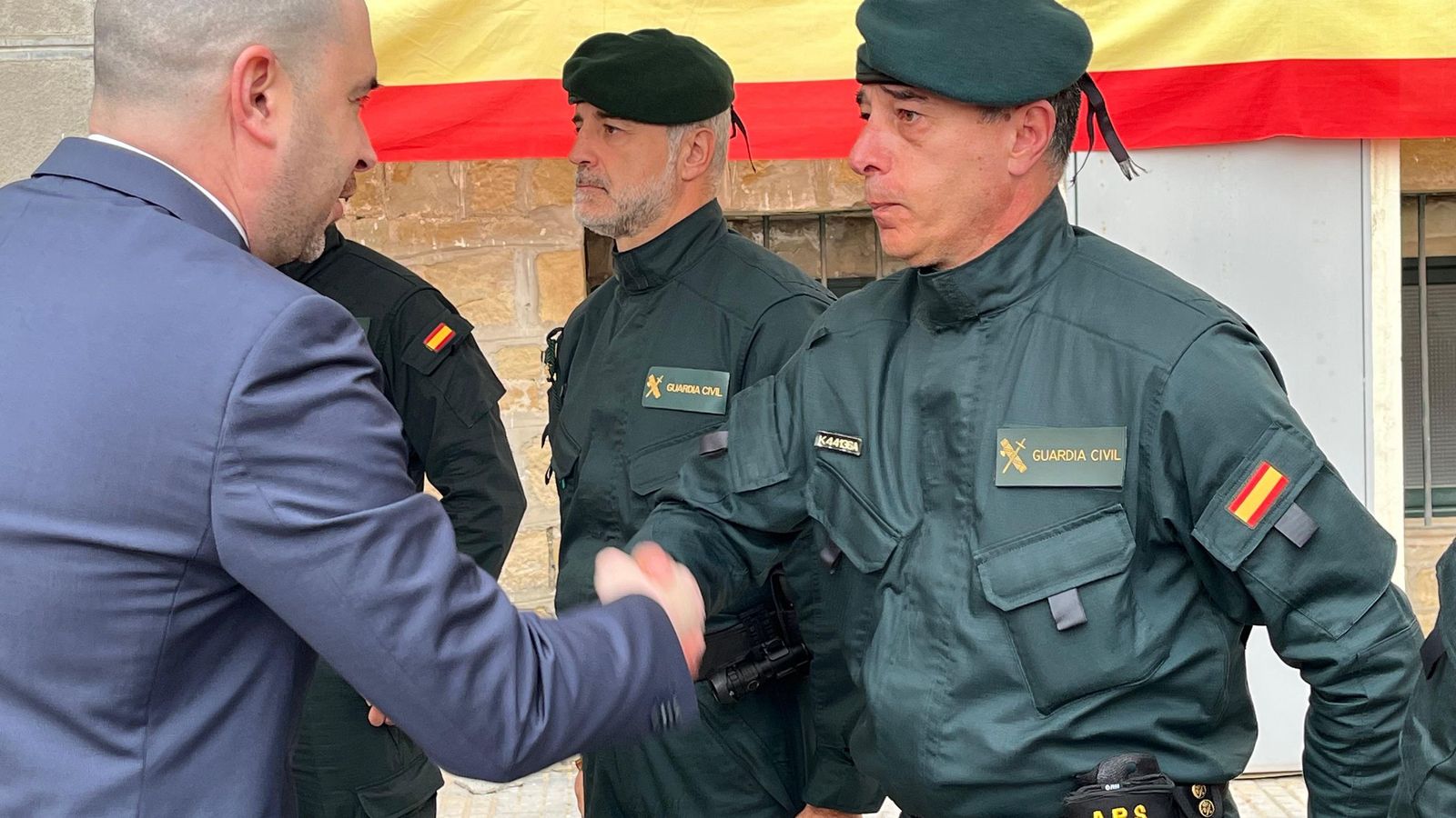 El delegado del Gobierno saluda a uno de los agentes