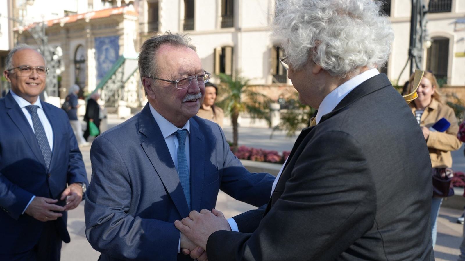 Vivas saluda a Maalouf a las puertas del Palacio de la Asamblea