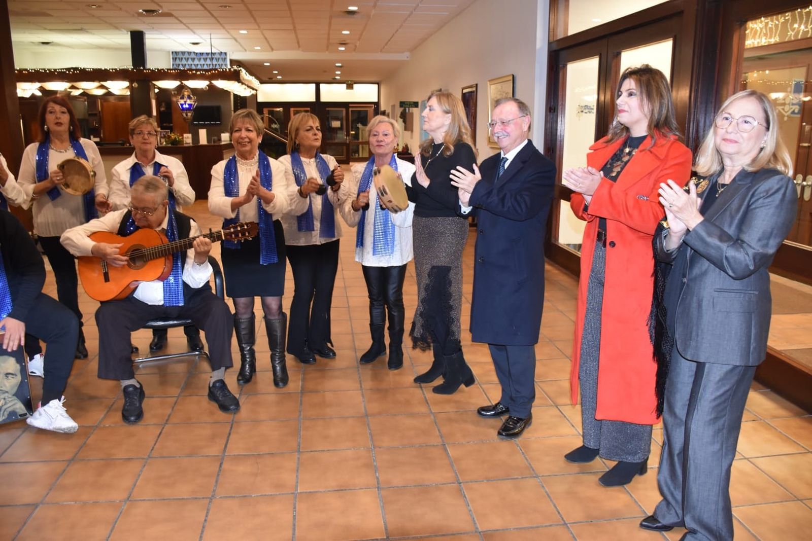 La Navidad abraza a los mayores en ‘La Muralla’ con una cena llena de música y diversión