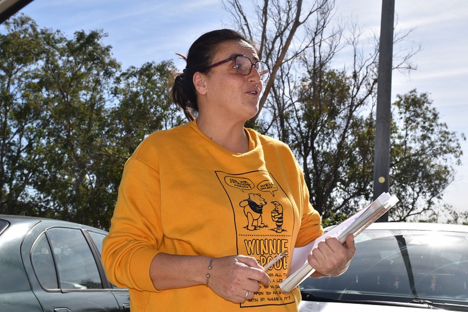 Malika Mustafa, madre de tres alumnos del Reina Sofía, sostiene la hoja de firmas para demandar el nuevo conserje. / FOTO NICOL´S