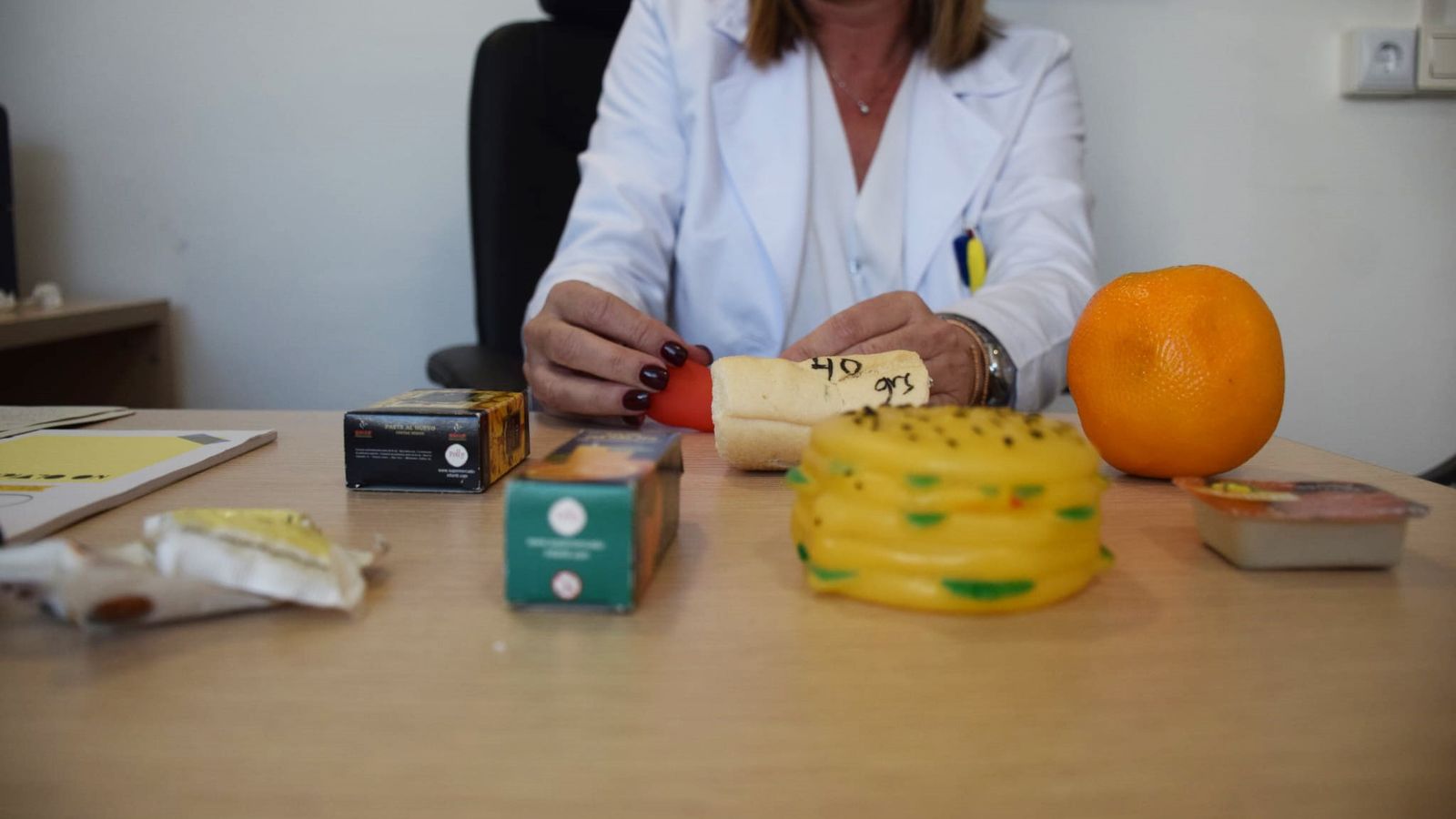 Rocío Cerdá muestra los alimentos con los que explica a sus pacientes cómo llevar una dieta equilibrada