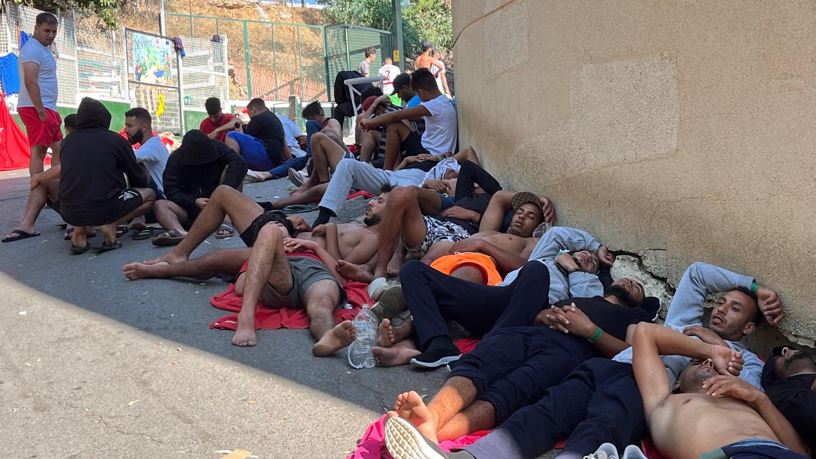 Más de 200 migrantes, la mayoría marroquíes, a las puertas del CETI de Ceuta