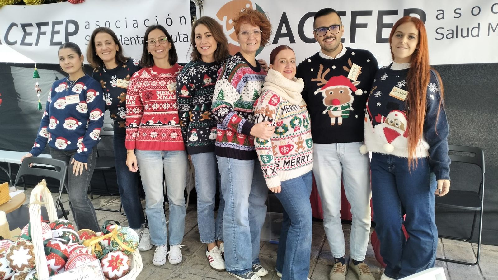 Los activistas de la asociación, ante la mesa informativa