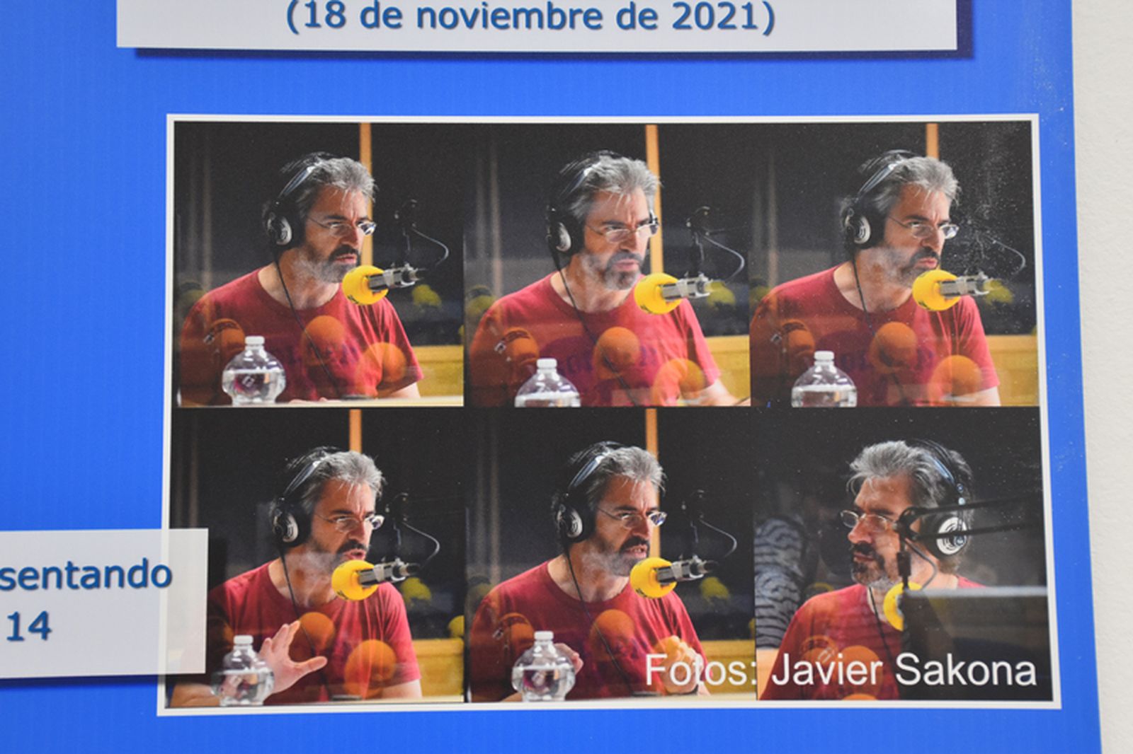 Una de las fotografías presentes en los paneles de la exposición muestra al periodista de Radio Ceuta, Miguel Ángel Mendoza, captado por la cámara del también periodista Javier Sakona. / FOTO G.S.