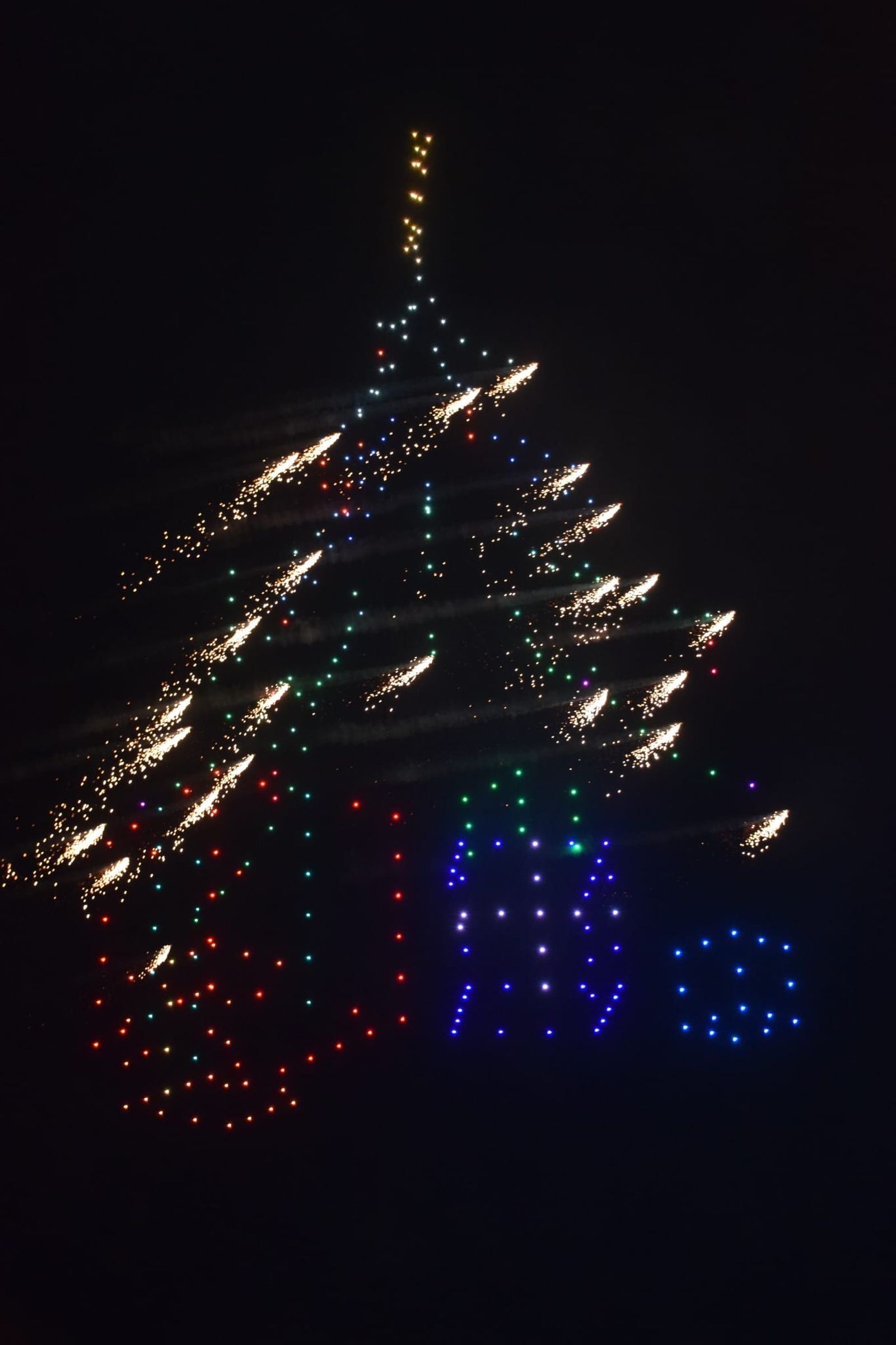 El cielo de Ceuta se ilumina con drones para dar la bienvenida a 2026 en un estreno multitudinario