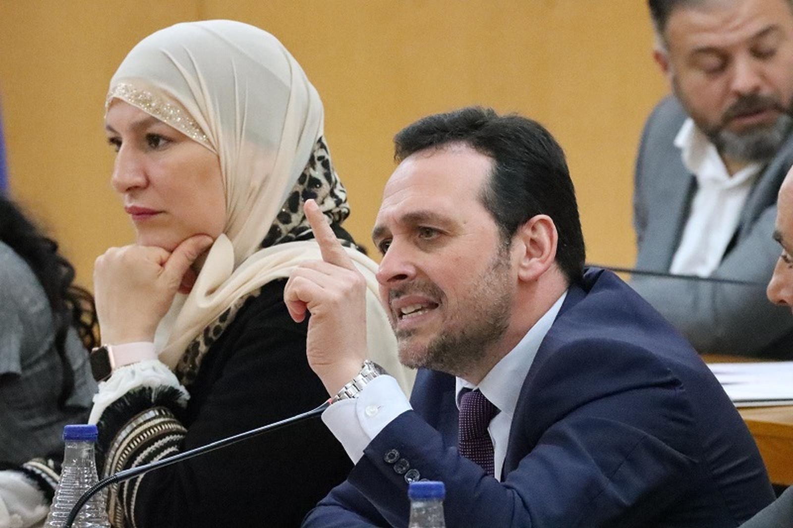 Juan Sergio Redondo discutiendo con Nadia Mohamed este jueves. / FOTO REDUAN