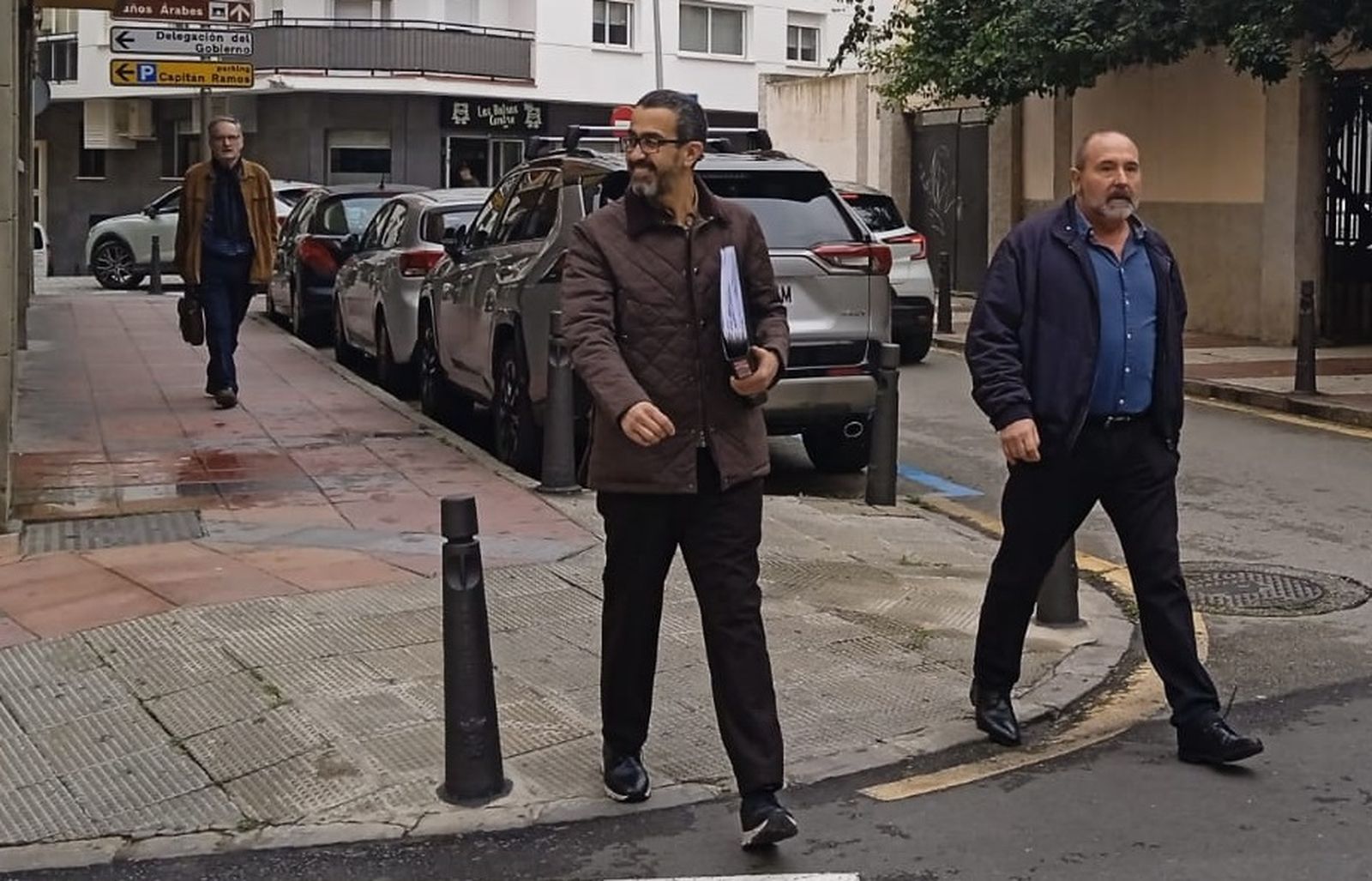 El ex director médico, Abdelkader Maanan, y el ex gerente de Atención Sanitaria, Carlos Ramírez, con el director territorial, Jesús Lopera, en camino al juzgado por el caso del radiólogo