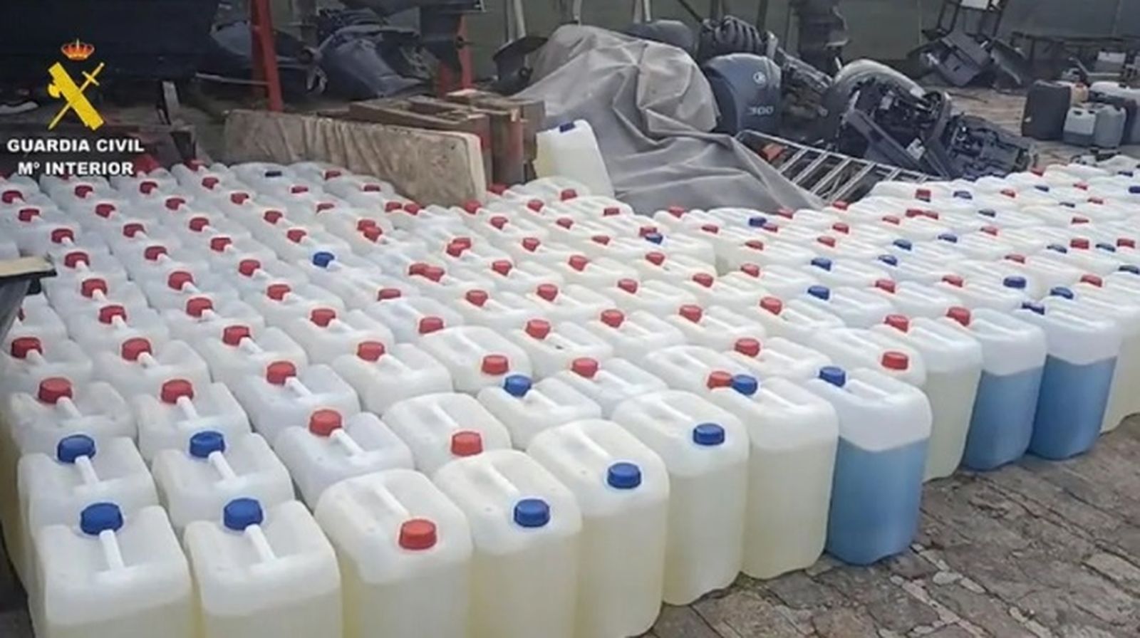 Petacas de gasolina incautadas por la Guardia Civil en una imagen de archivo