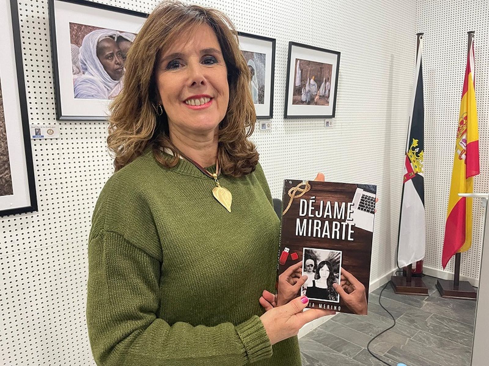 La escritora y enfermera ceutí Sonia Merino posa con su novela en la Biblioteca Pública. / FOTO REDUAN