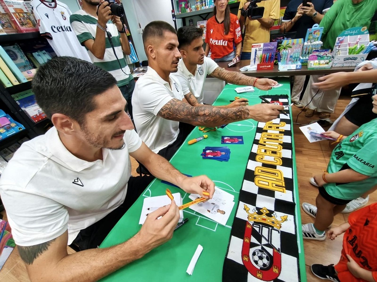 Firma de los jugadores de la AD Ceuta